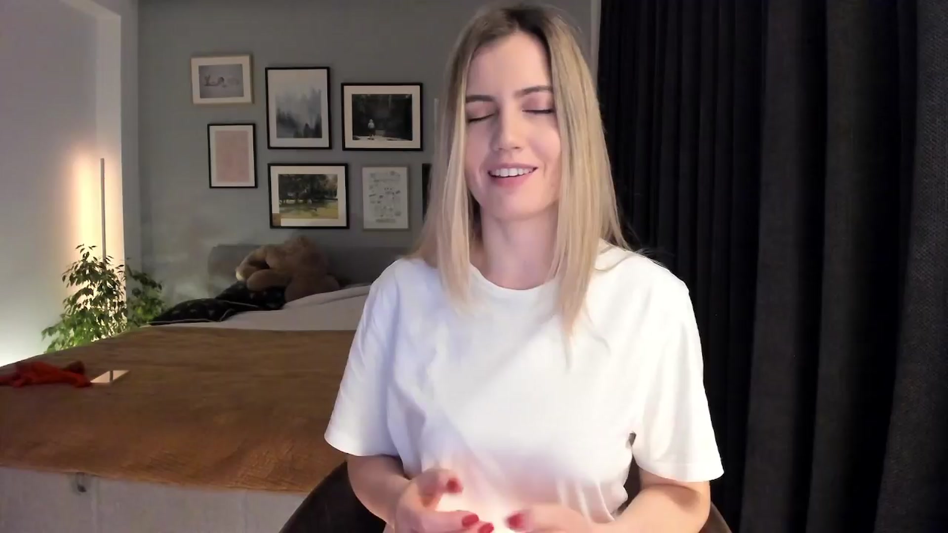 Gallery image thumbnail from happyendings_'s myfreecams stream on, 04/12/2024, 22:54 image 10 of 20