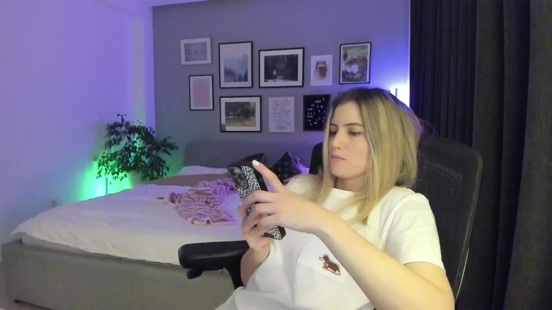 Gallery image thumbnail from happyendings_'s myfreecams stream on, 04/26/2024, 20:49 image 8 of 20