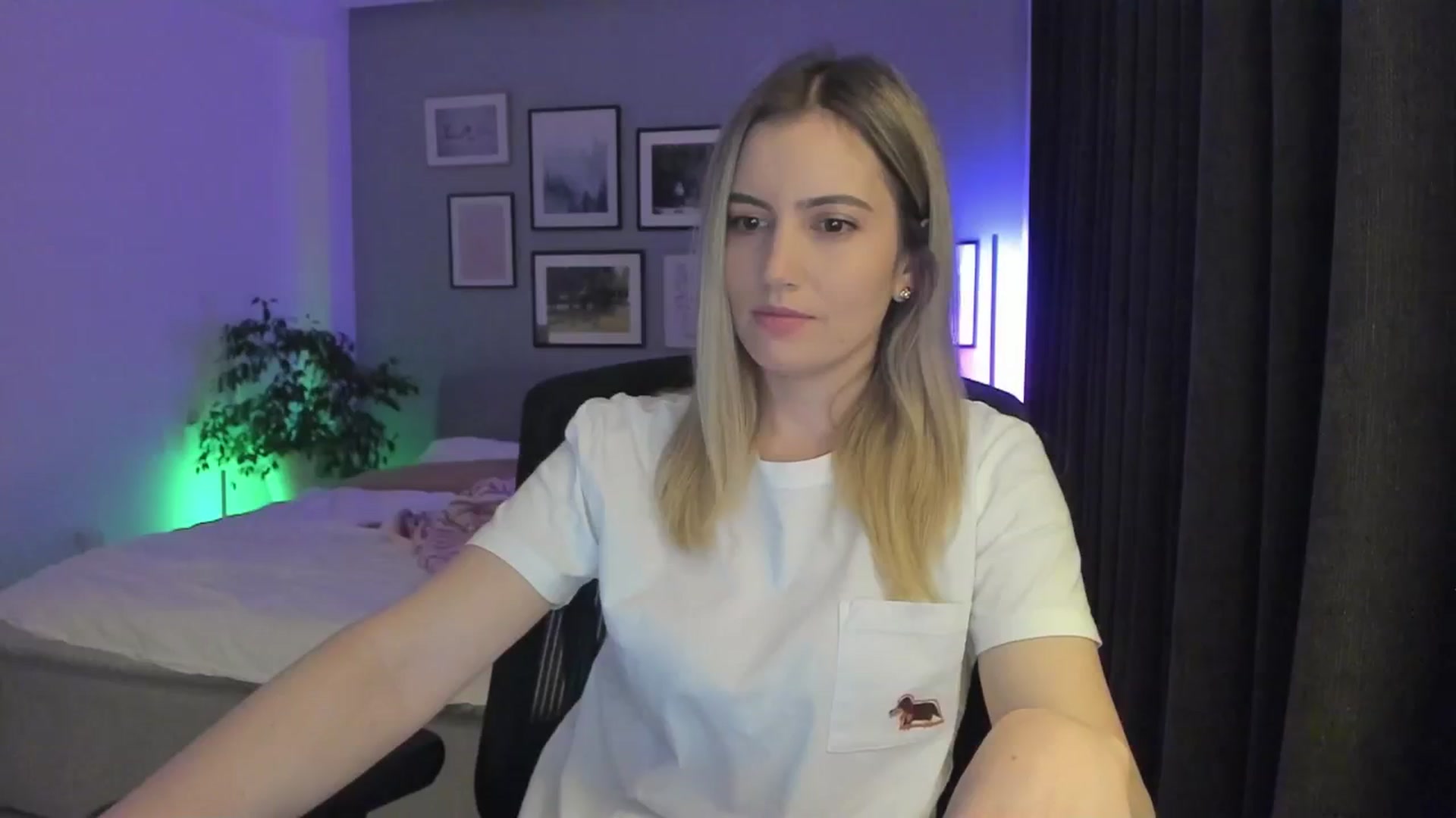 Gallery image thumbnail from happyendings_'s myfreecams stream on, 04/26/2024, 20:49 image 15 of 20