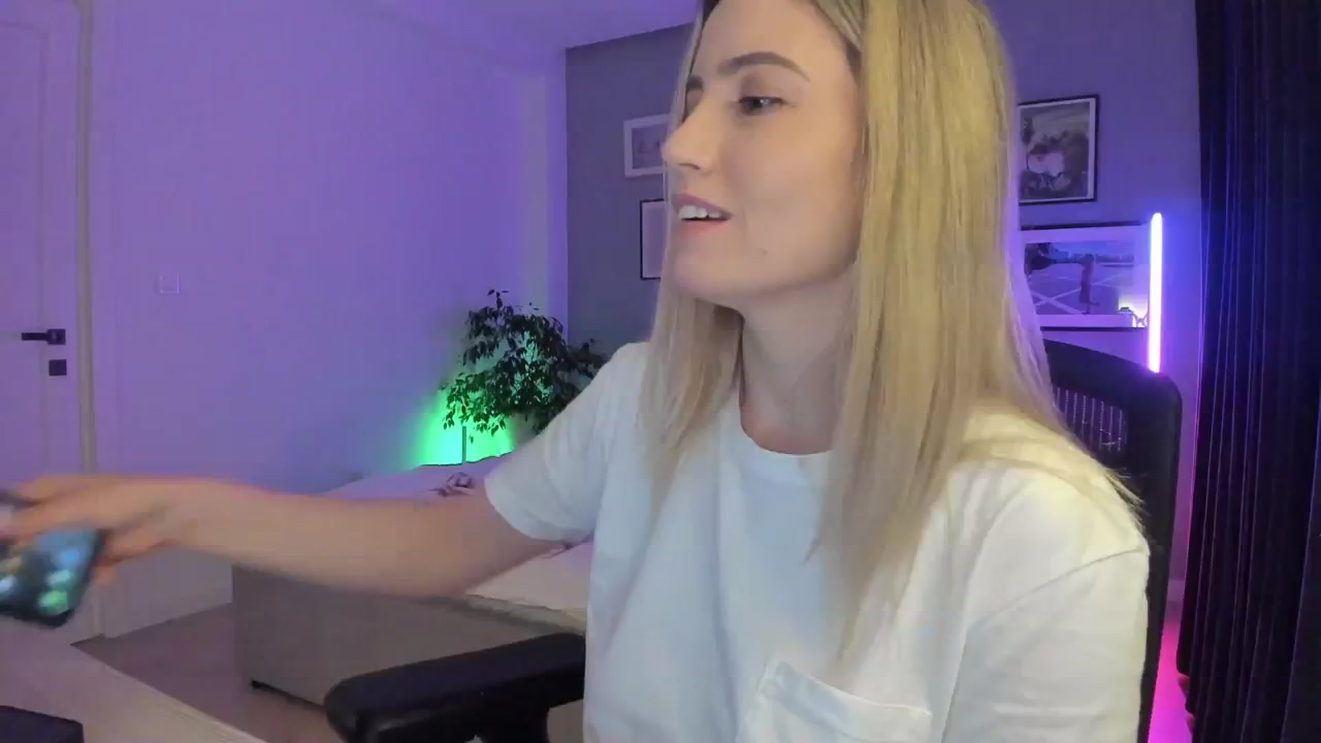 Gallery image thumbnail from happyendings_'s myfreecams stream on, 04/26/2024, 23:41 image 2 of 20