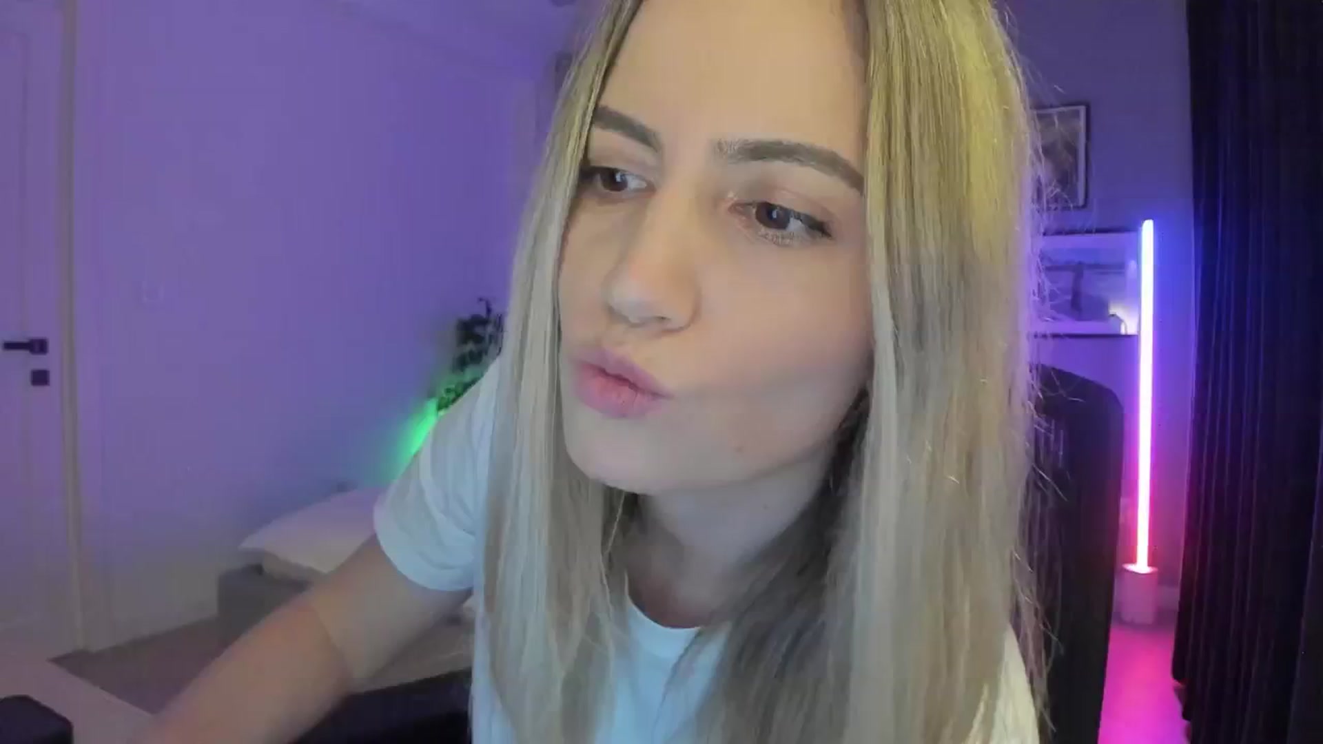 Gallery image thumbnail from happyendings_'s myfreecams stream on, 04/26/2024, 23:41 image 4 of 20