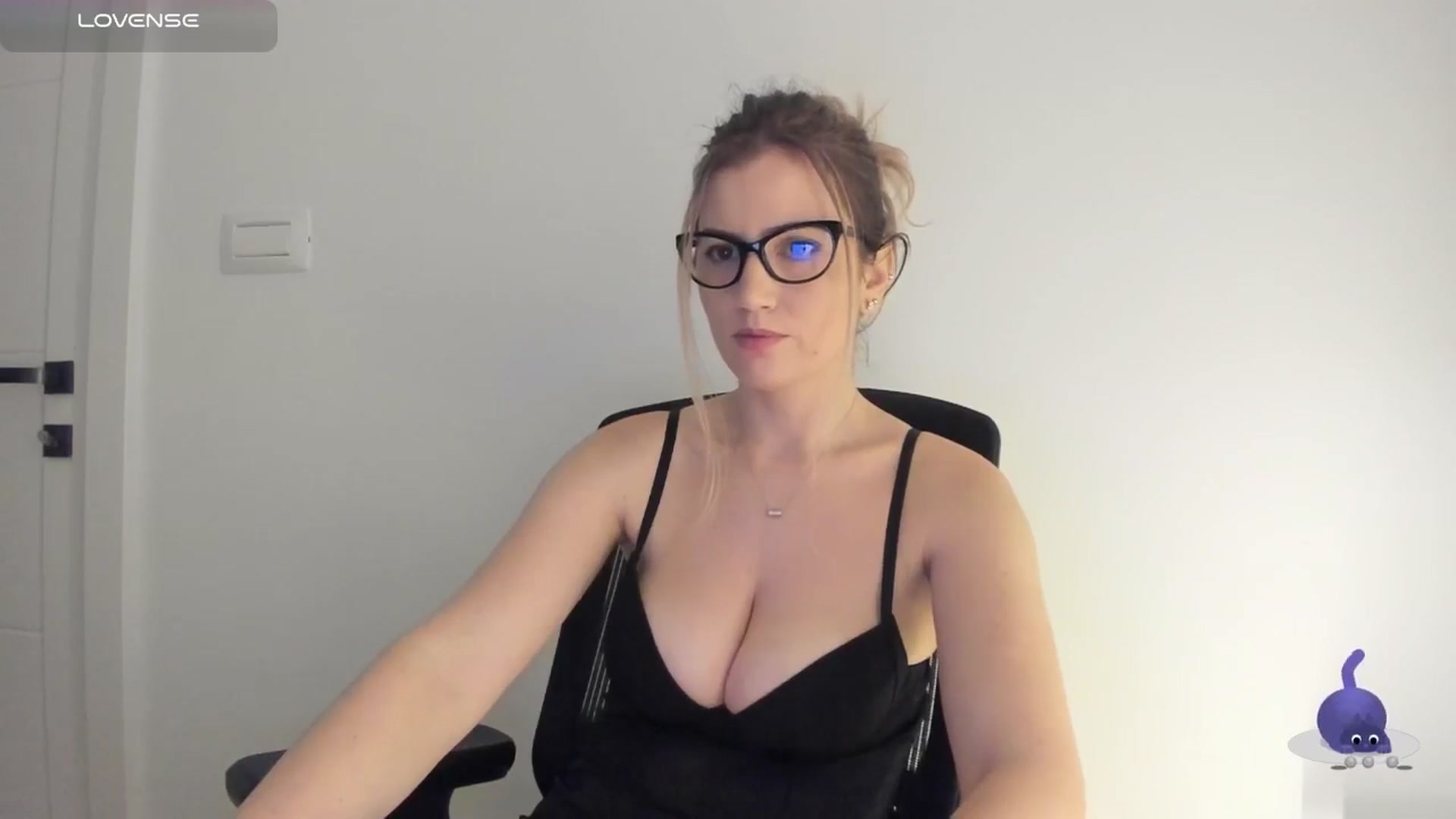Gallery image thumbnail from happyendings_'s myfreecams stream on, 03/06/2025, 06:54 image 14 of 20