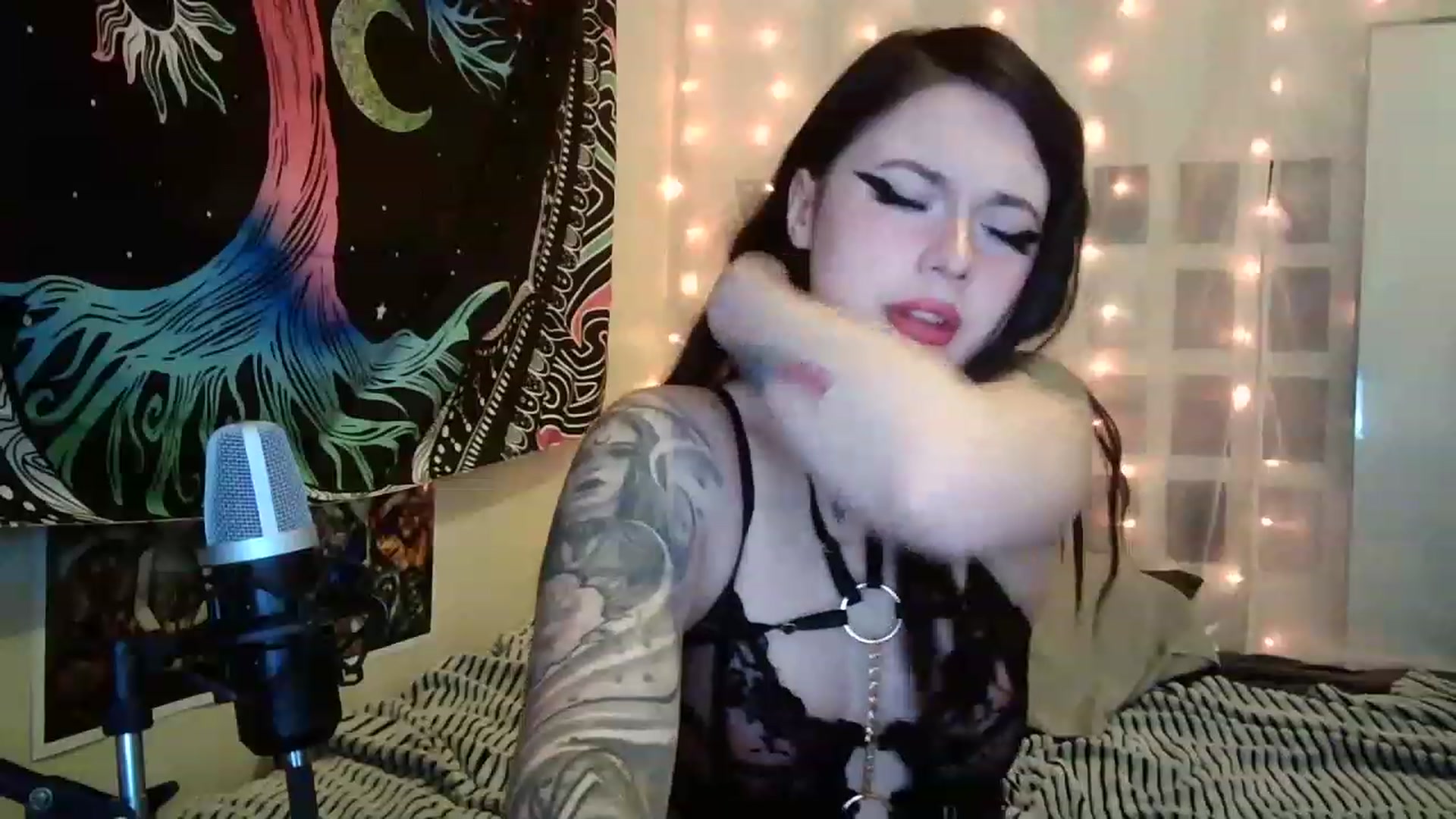 Gallery image thumbnail from hazelxxxoo's myfreecams stream on, 02/18/2023, 10:45 image 16 of 20