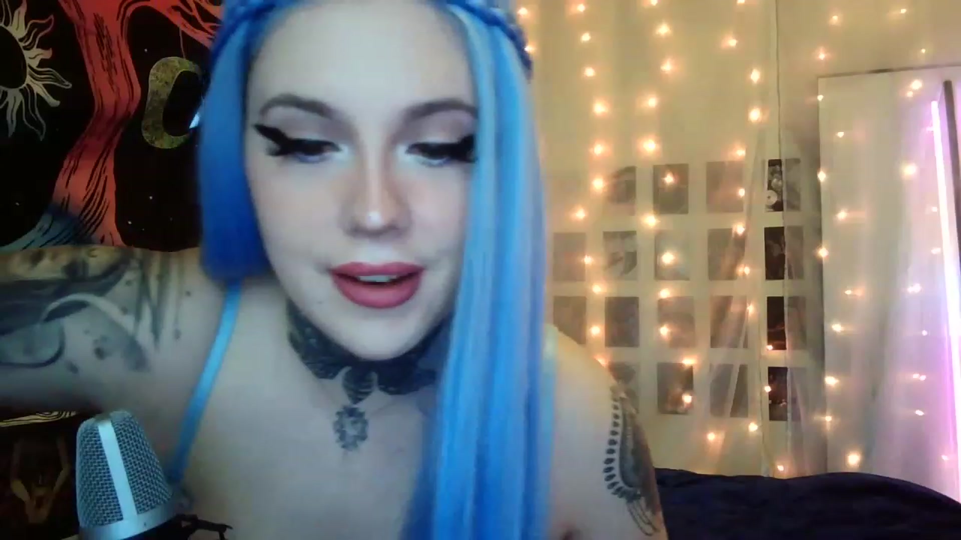 Gallery image thumbnail from hazelxxxoo's myfreecams stream on, 02/20/2023, 24:10 image 15 of 20