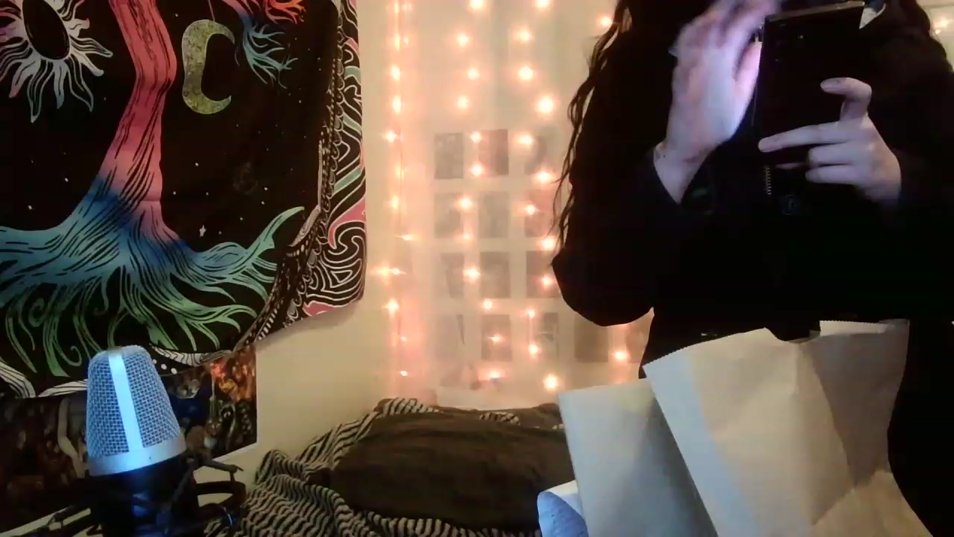 Gallery image thumbnail from hazelxxxoo's myfreecams stream on, 02/24/2023, 08:32 image 6 of 20