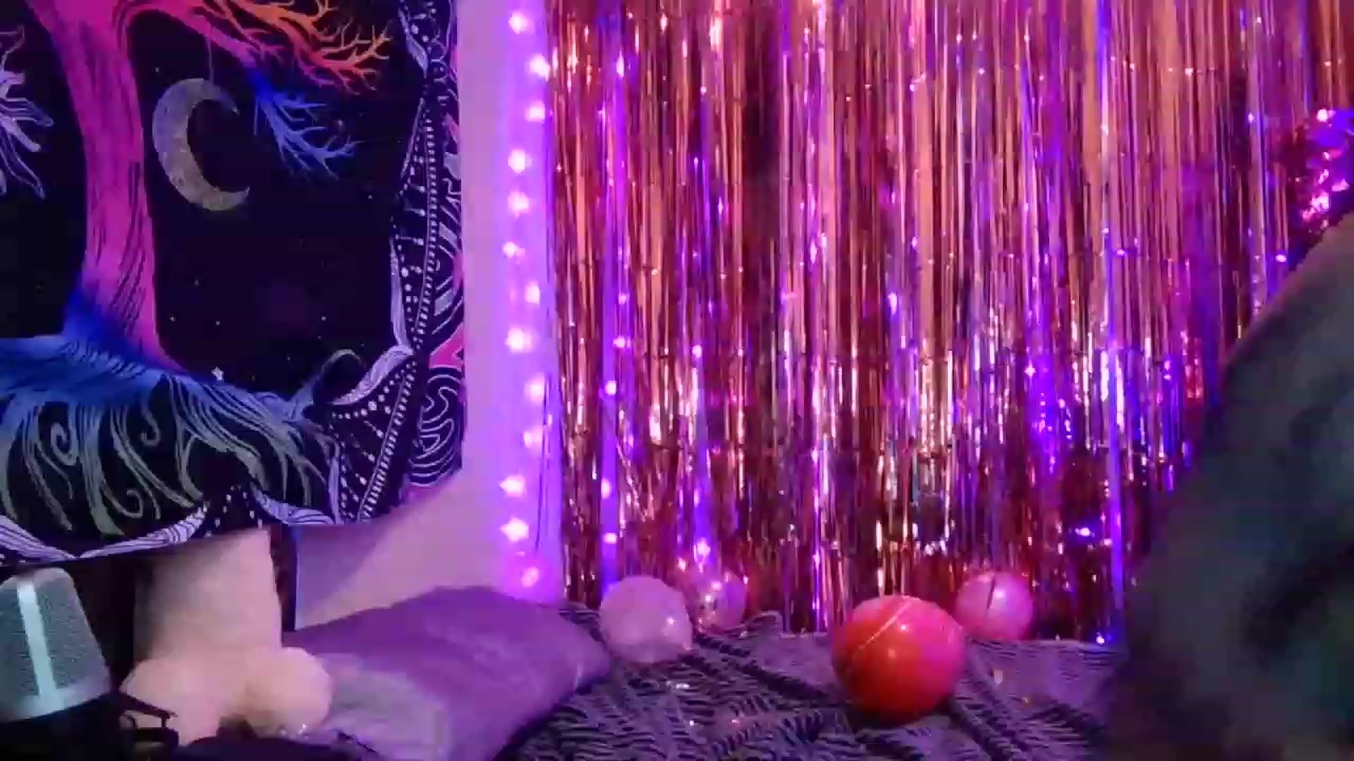 Gallery image thumbnail from hazelxxxoo's myfreecams stream on, 02/26/2023, 11:34 image 2 of 20