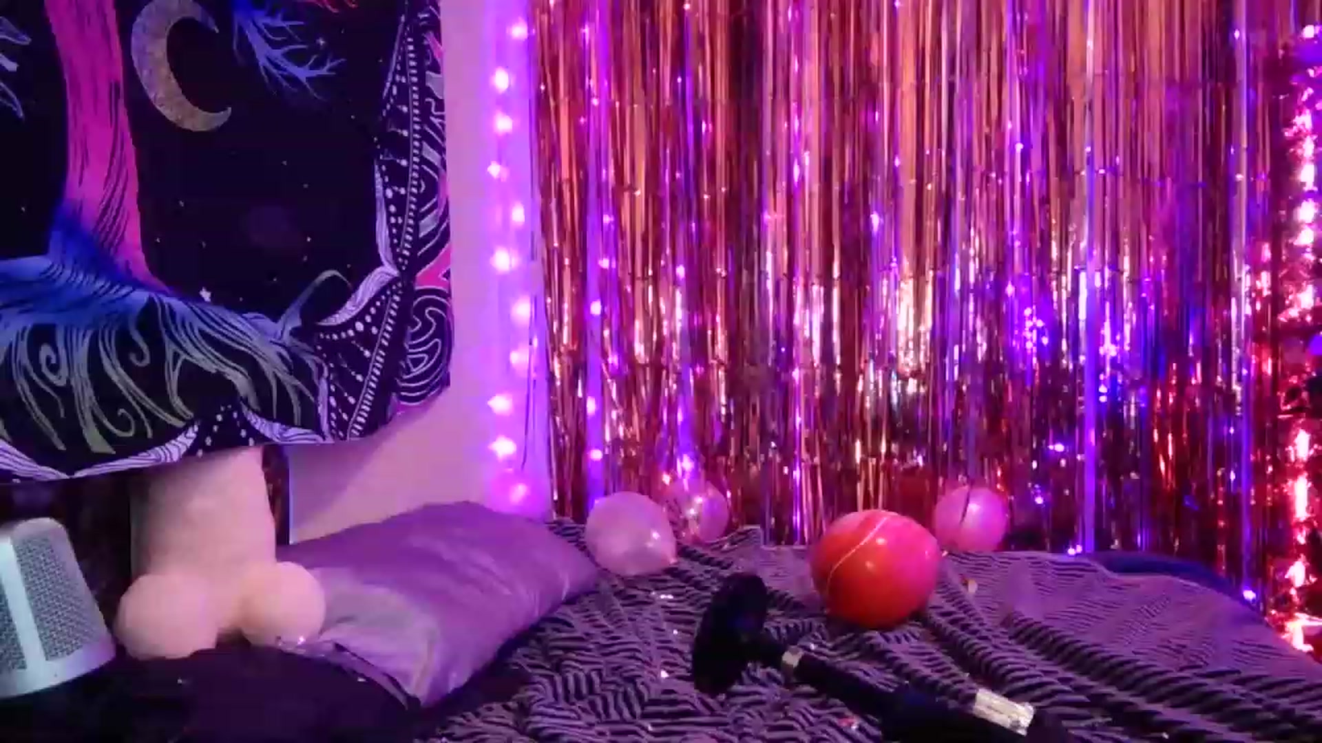 Gallery image thumbnail from hazelxxxoo's myfreecams stream on, 02/26/2023, 11:34 image 1 of 20