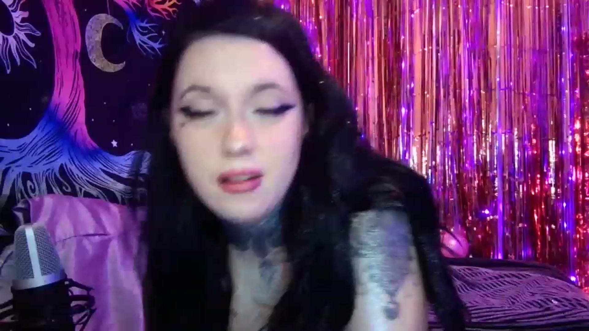 Gallery image thumbnail from hazelxxxoo's myfreecams stream on, 02/26/2023, 11:46 image 15 of 20