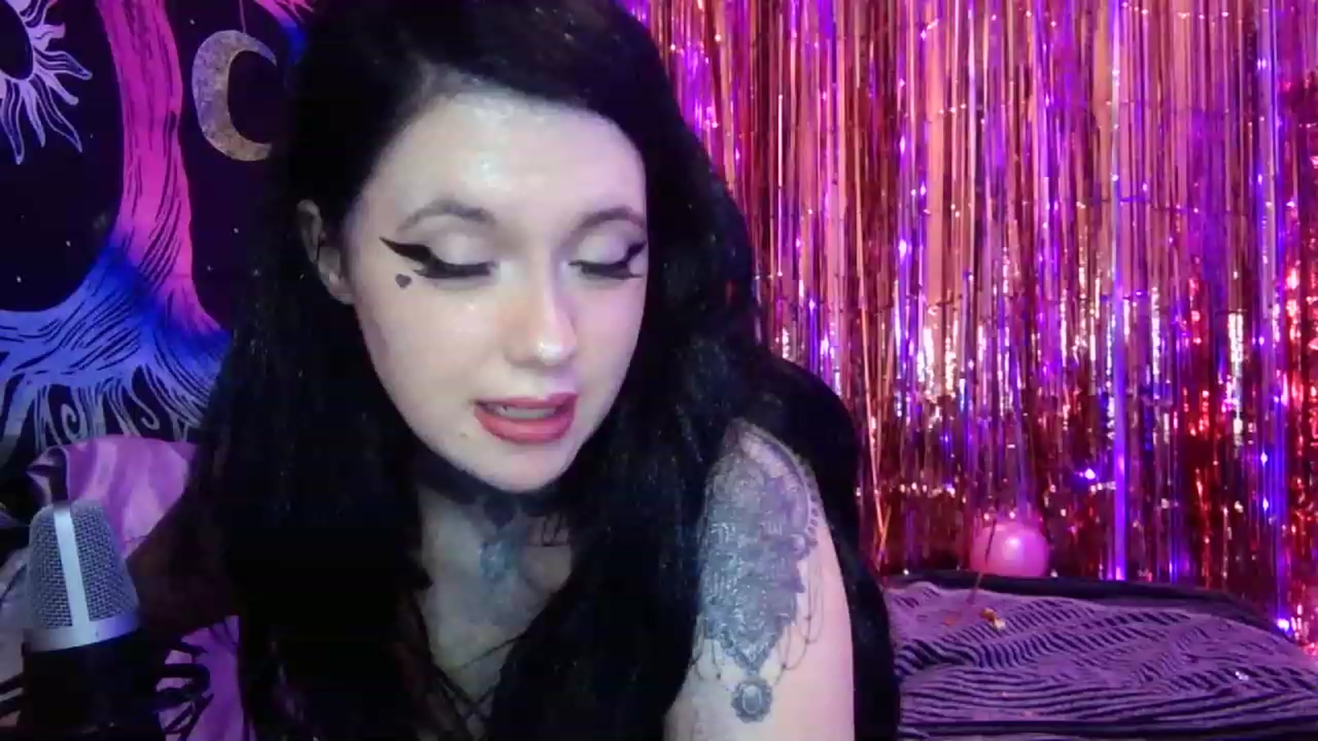 Gallery image thumbnail from hazelxxxoo's myfreecams stream on, 02/26/2023, 11:46 image 16 of 20