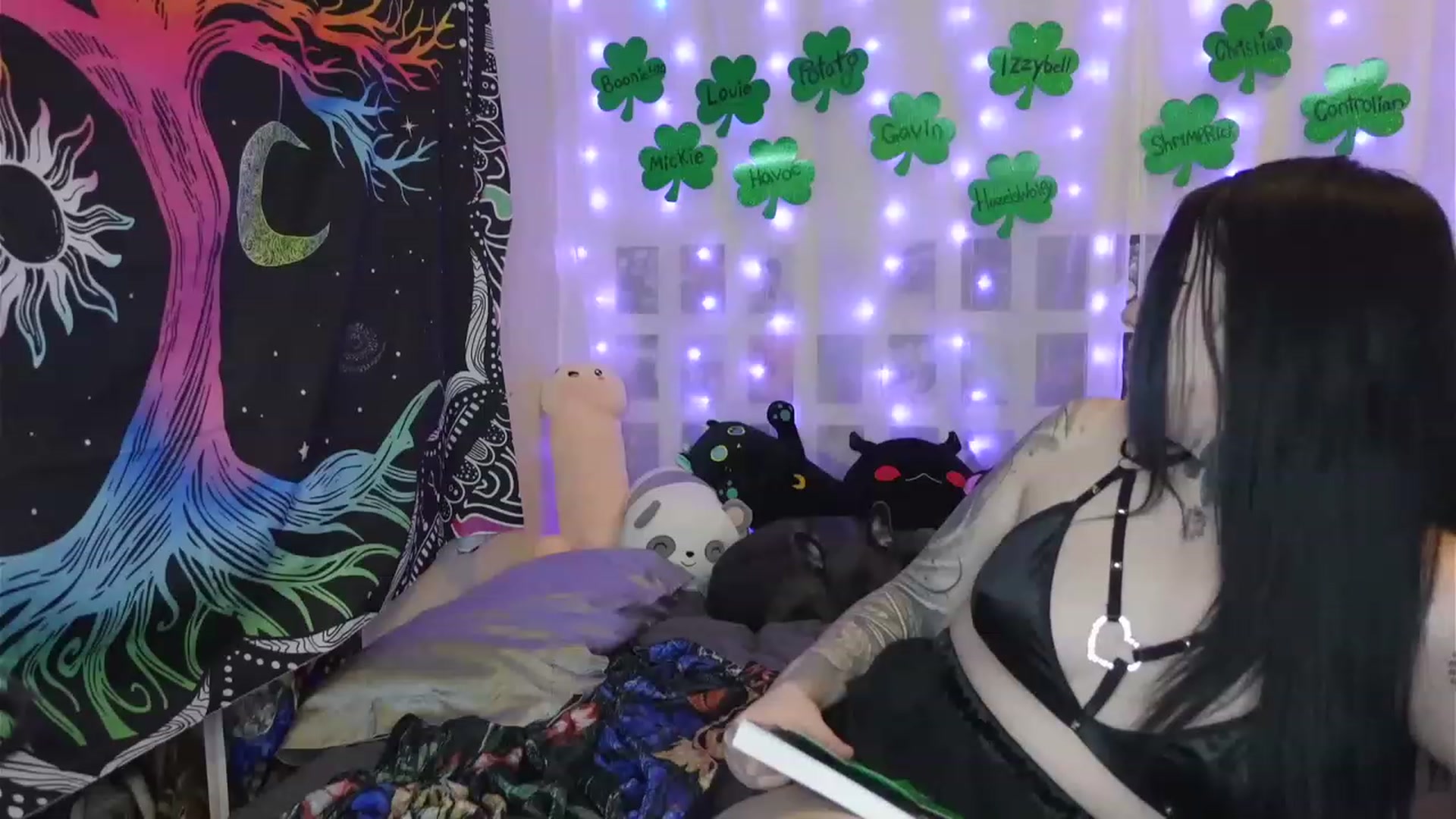 Gallery image thumbnail from hazelxxxoo's myfreecams stream on, 03/17/2023, 05:35 image 14 of 20