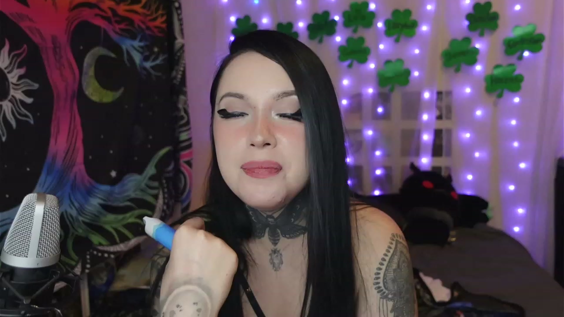 Gallery image thumbnail from hazelxxxoo's myfreecams stream on, 03/17/2023, 08:52 image 16 of 20