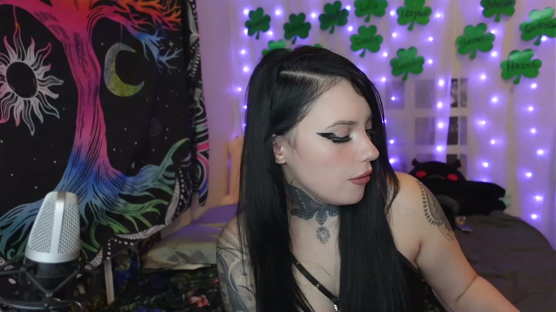Gallery image thumbnail from hazelxxxoo's myfreecams stream on, 03/17/2023, 09:24 image 16 of 20