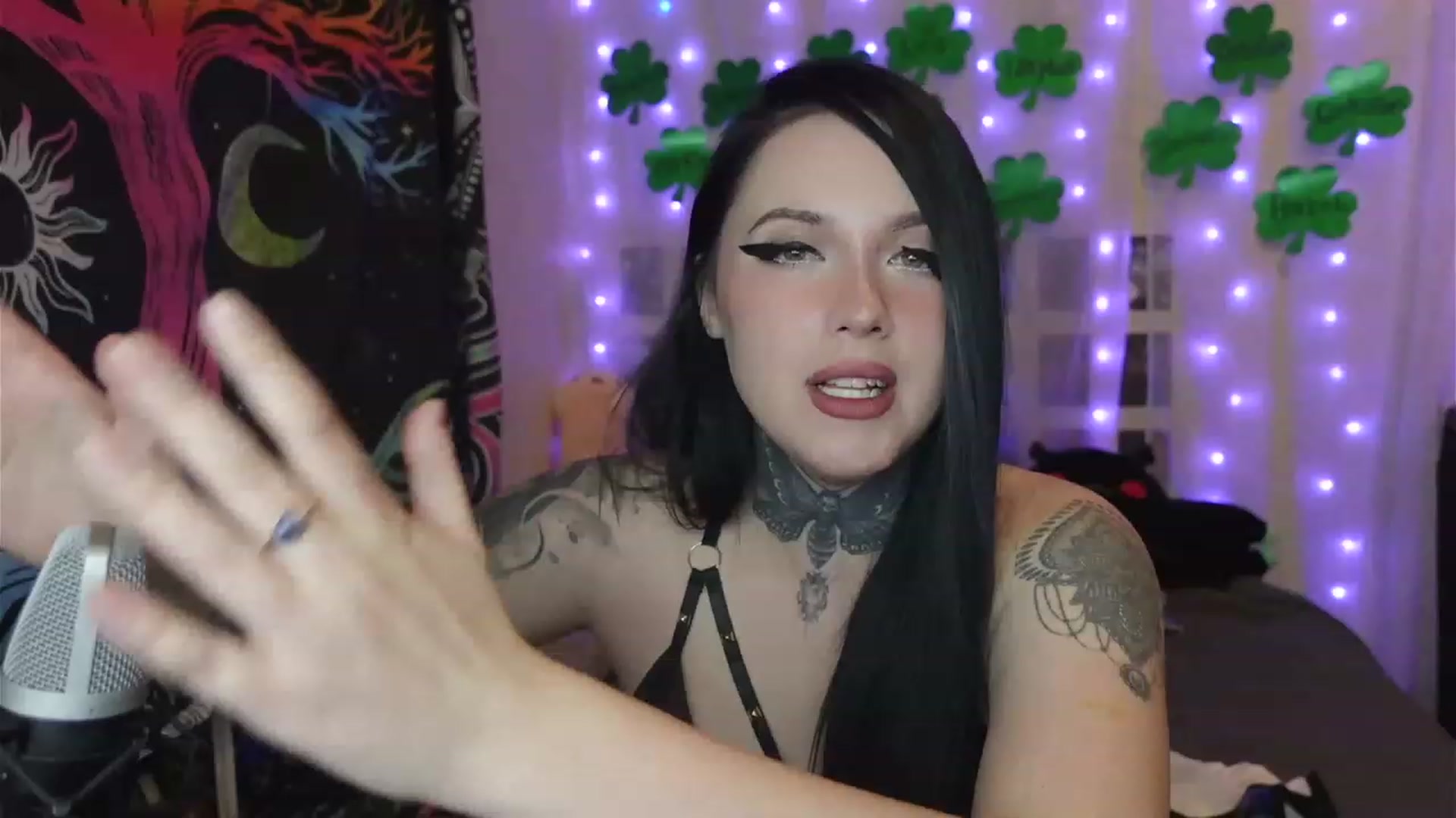 Gallery image thumbnail from hazelxxxoo's myfreecams stream on, 03/17/2023, 09:24 image 1 of 20