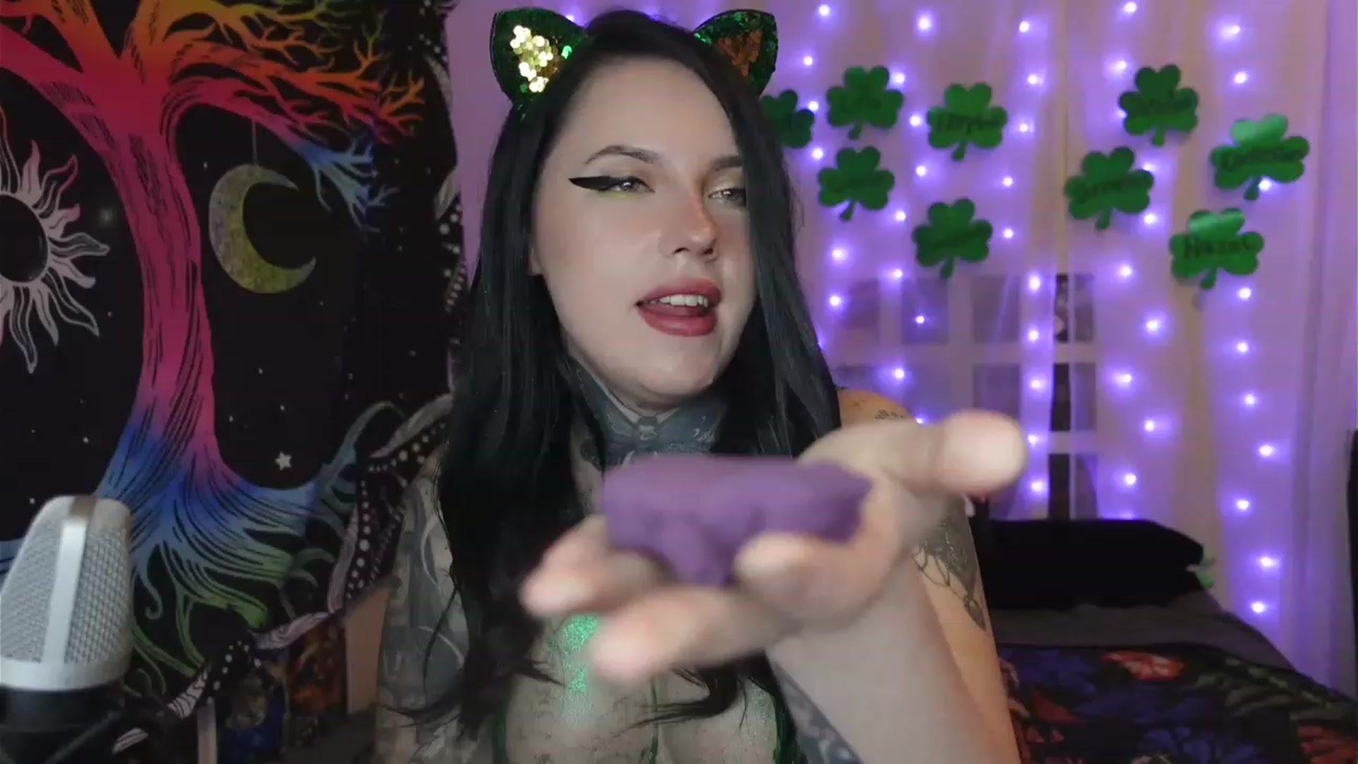 Gallery image thumbnail from hazelxxxoo's myfreecams stream on, 03/18/2023, 08:28 image 11 of 20