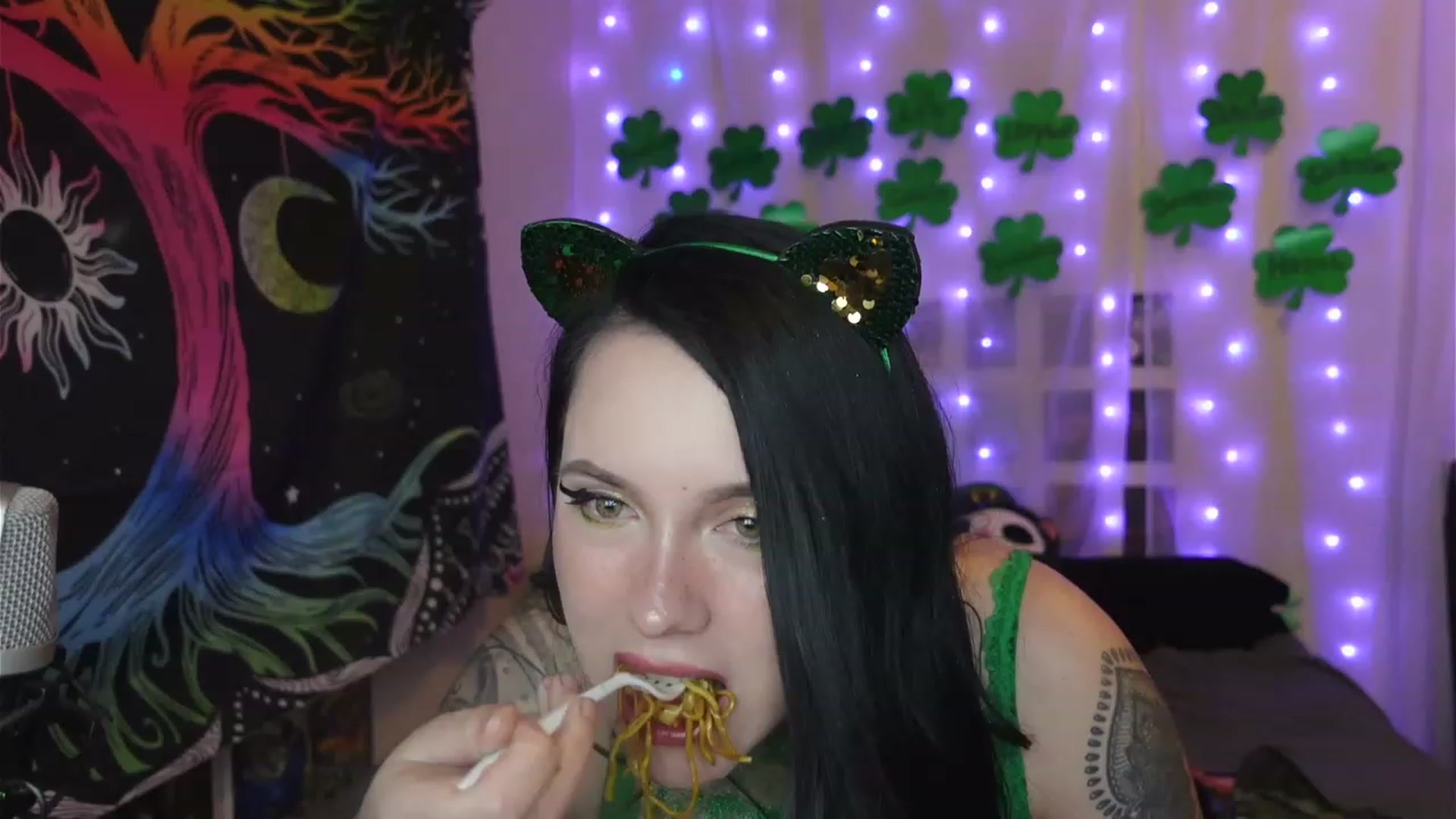 Gallery image thumbnail from hazelxxxoo's myfreecams stream on, 03/18/2023, 08:28 image 5 of 20
