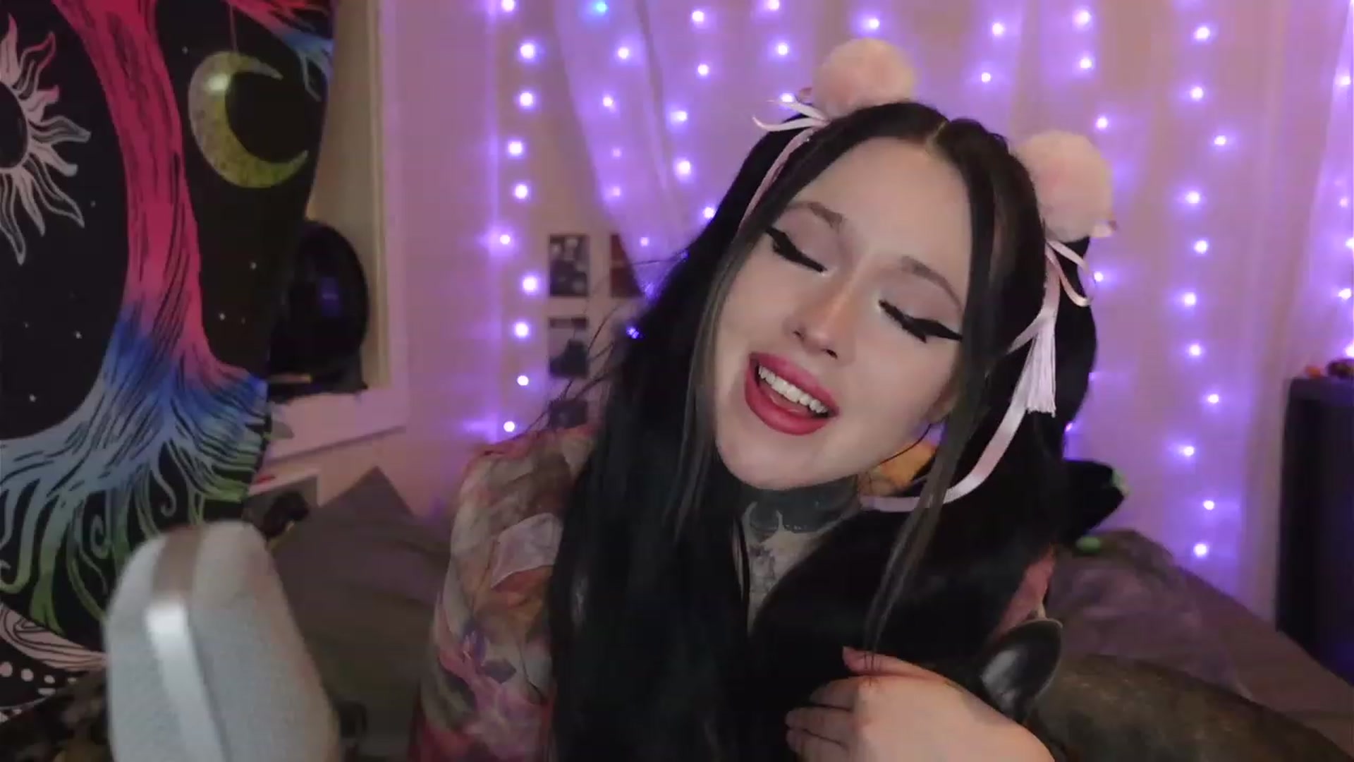 Gallery image thumbnail from hazelxxxoo's myfreecams stream on, 04/08/2023, 09:18 image 8 of 20