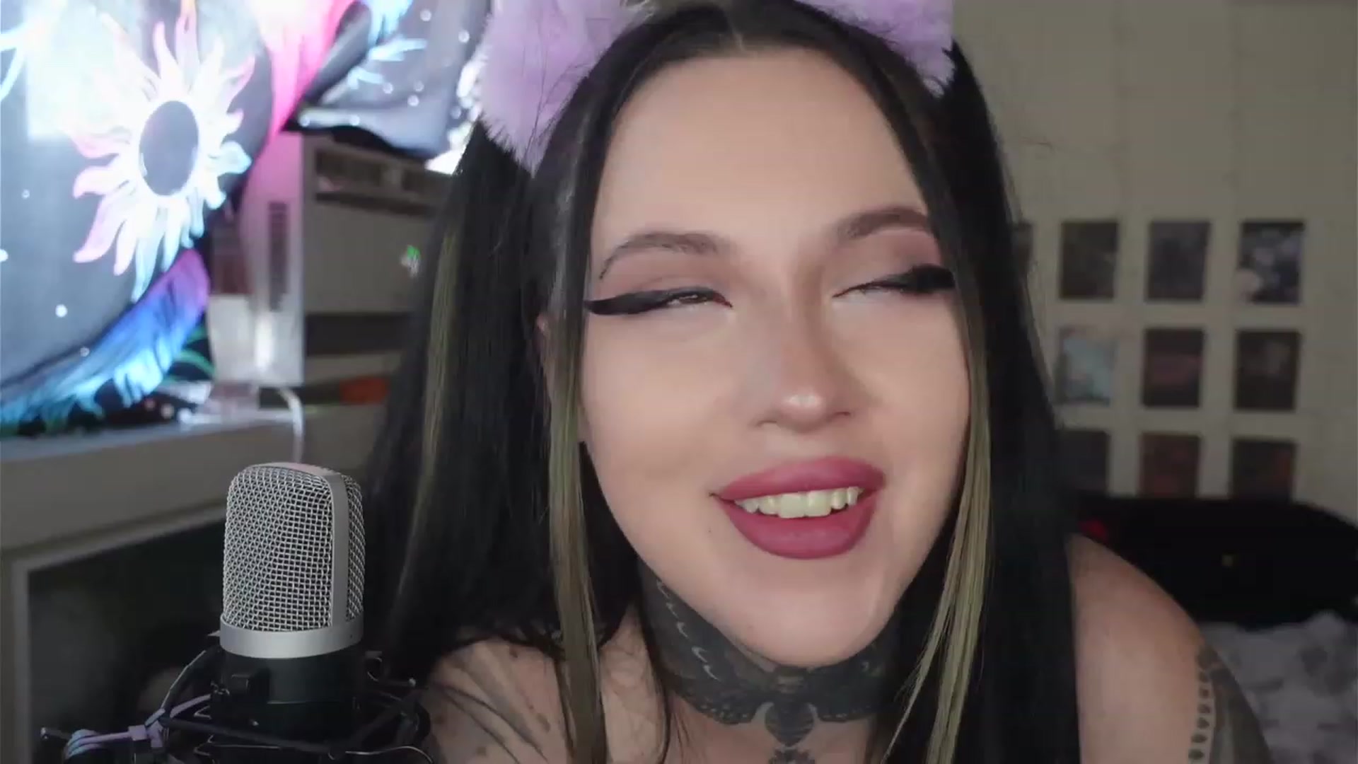 Gallery image thumbnail from hazelxxxoo's myfreecams stream on, 05/22/2023, 24:48 image 8 of 20