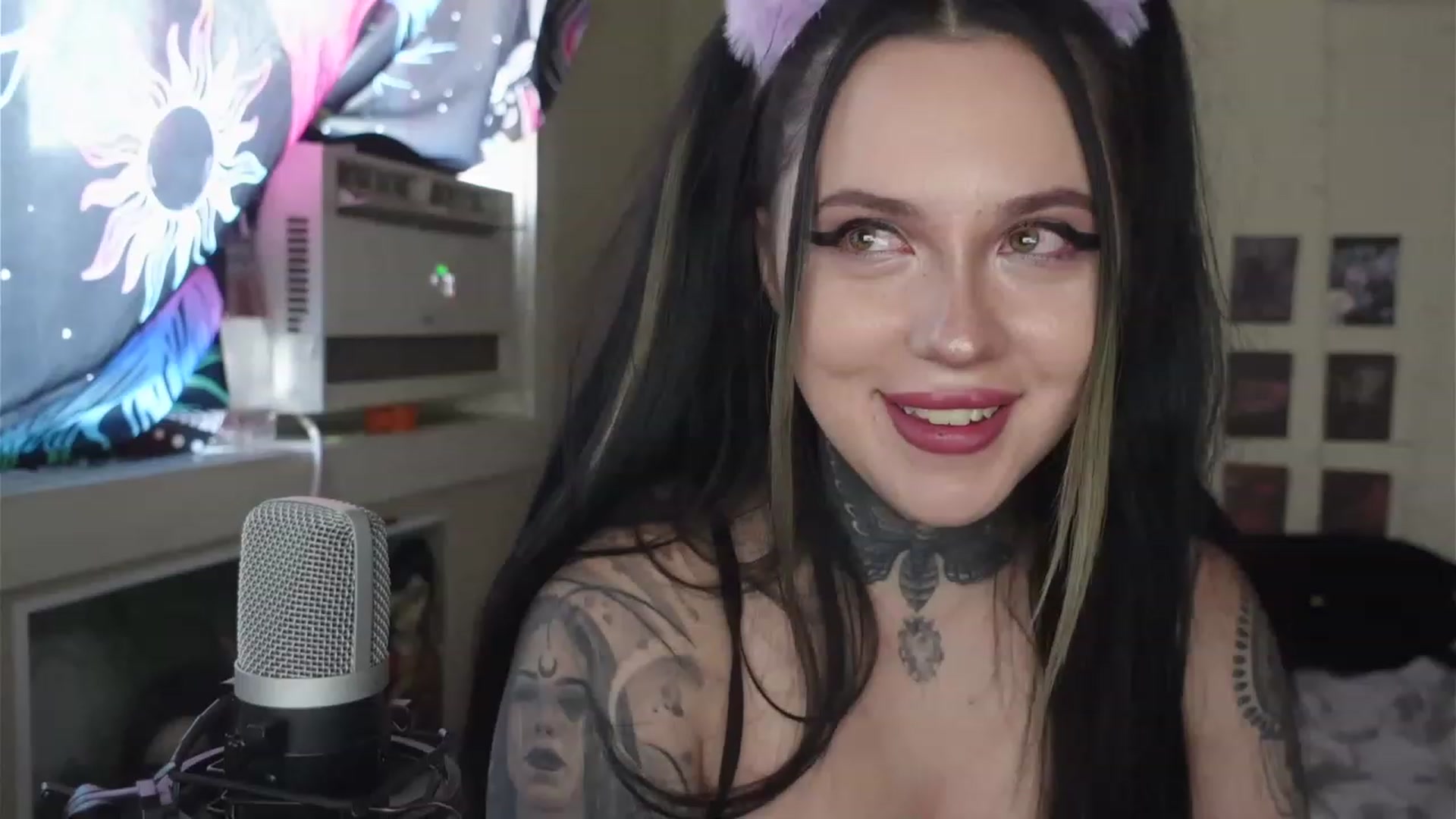 Gallery image thumbnail from hazelxxxoo's myfreecams stream on, 05/22/2023, 24:48 image 6 of 20