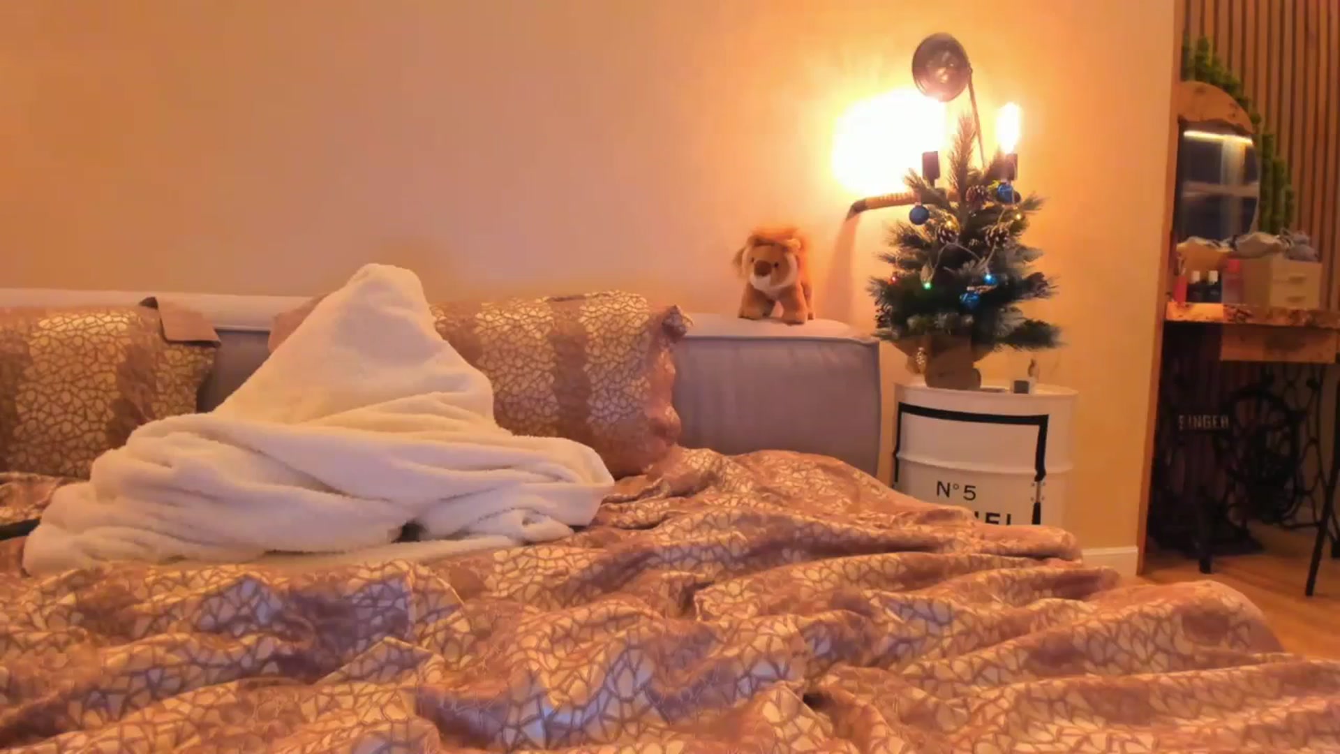 Gallery image thumbnail from helenabb2323's myfreecams stream on, 12/06/2023, 16:16 image 10 of 20