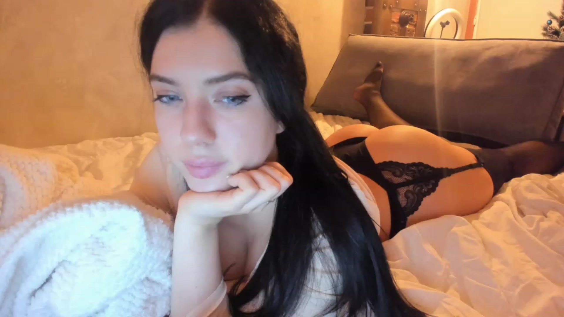 Gallery image thumbnail from helenabb2323's myfreecams stream on, 01/06/2024, 22:49 image 6 of 20