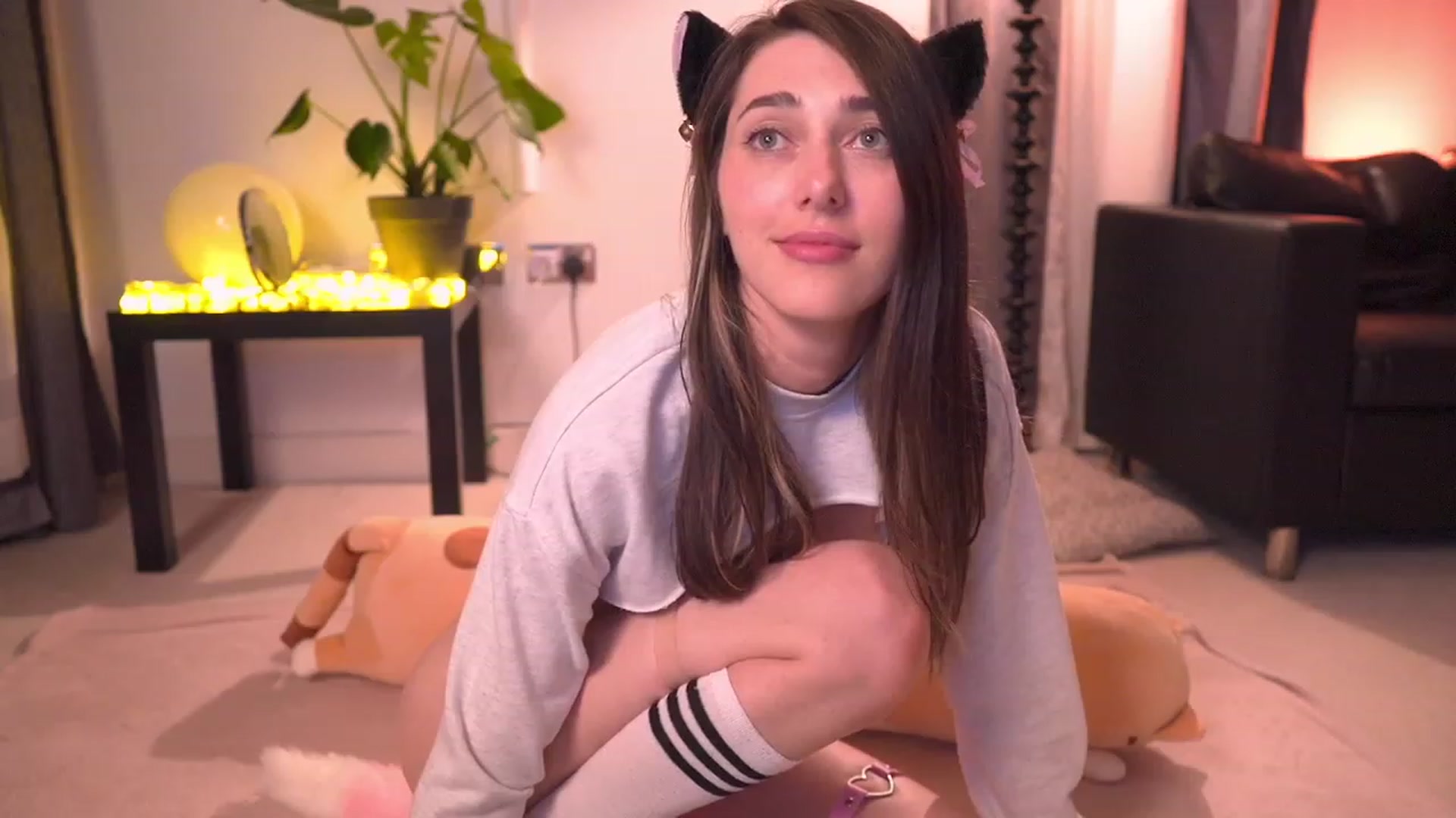 Gallery image thumbnail from hey_foxy's myfreecams stream on, 07/25/2023, 24:02 image 5 of 20