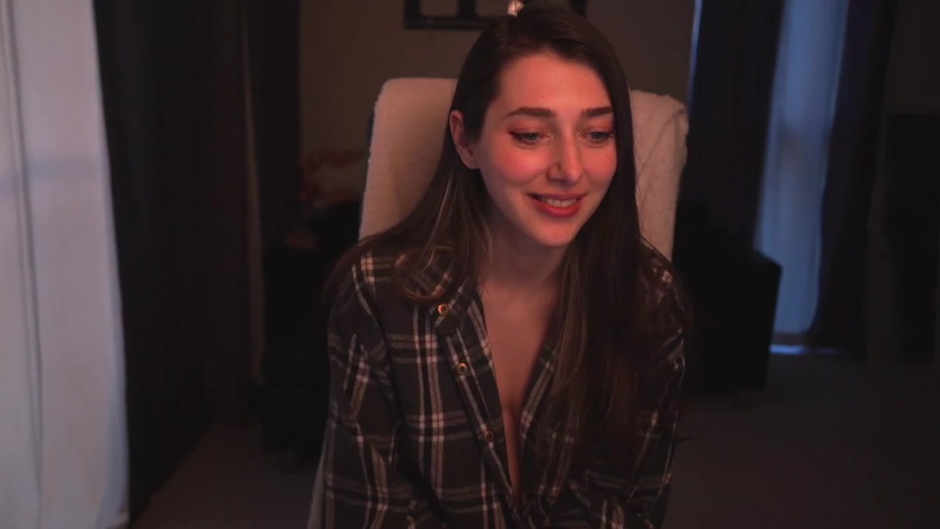 Gallery image thumbnail from hey_foxy's myfreecams stream on, 02/26/2024, 17:52 image 6 of 20