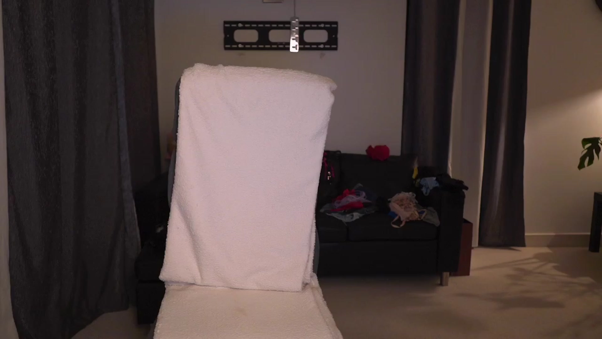 Gallery image thumbnail from hey_foxy's myfreecams stream on, 03/08/2024, 22:57 image 11 of 20