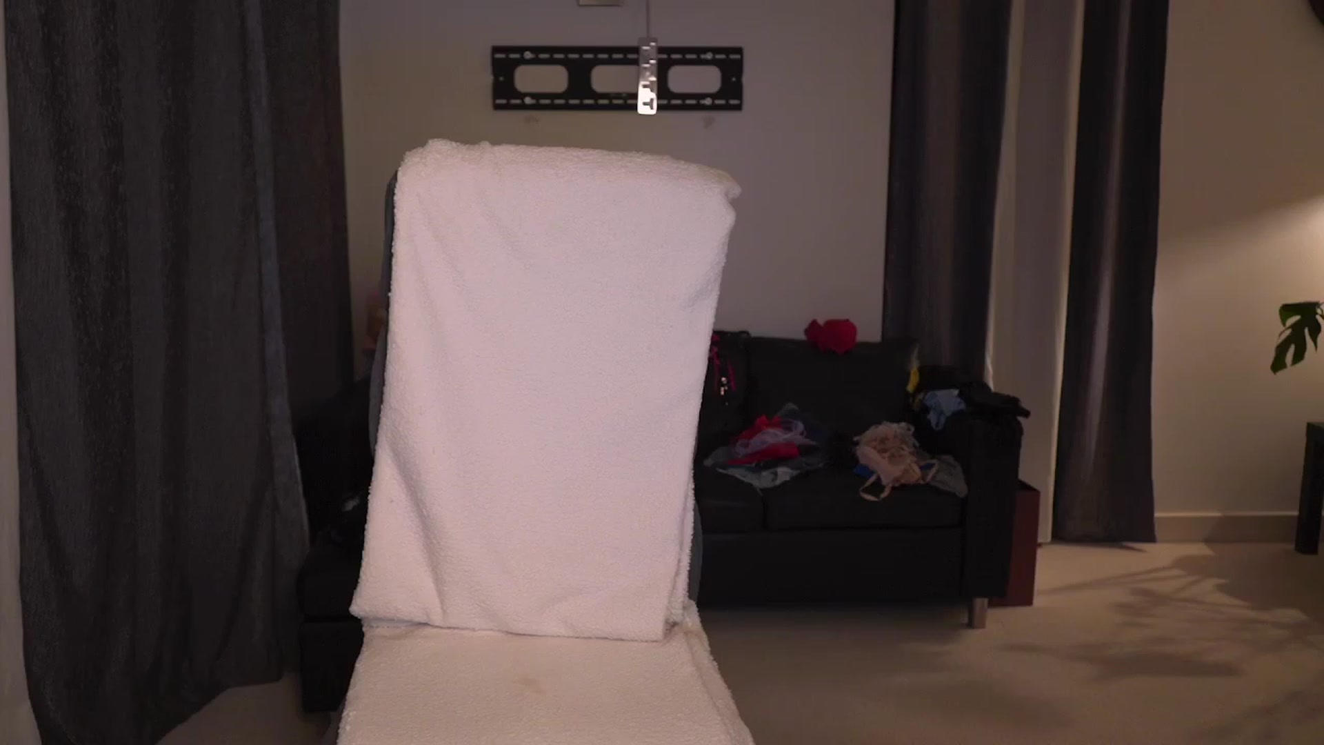 Gallery image thumbnail from hey_foxy's myfreecams stream on, 03/08/2024, 22:57 image 10 of 20