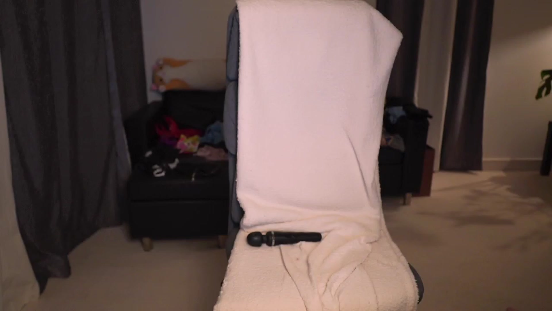 Gallery image thumbnail from hey_foxy's myfreecams stream on, 03/09/2024, 24:01 image 8 of 20