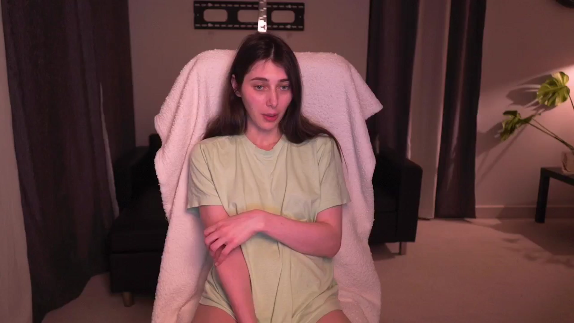Gallery image thumbnail from hey_foxy's myfreecams stream on, 03/10/2024, 20:50 image 4 of 20