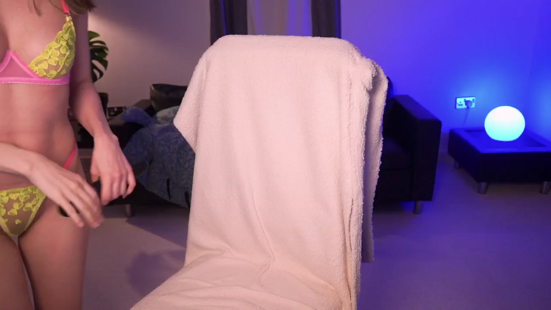 Gallery image thumbnail from hey_foxy's myfreecams stream on, 06/04/2024, 24:46 image 15 of 20