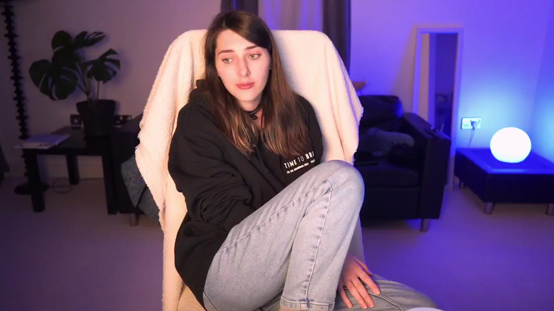 Gallery image thumbnail from hey_foxy's myfreecams stream on, 07/05/2024, 22:10 image 6 of 20