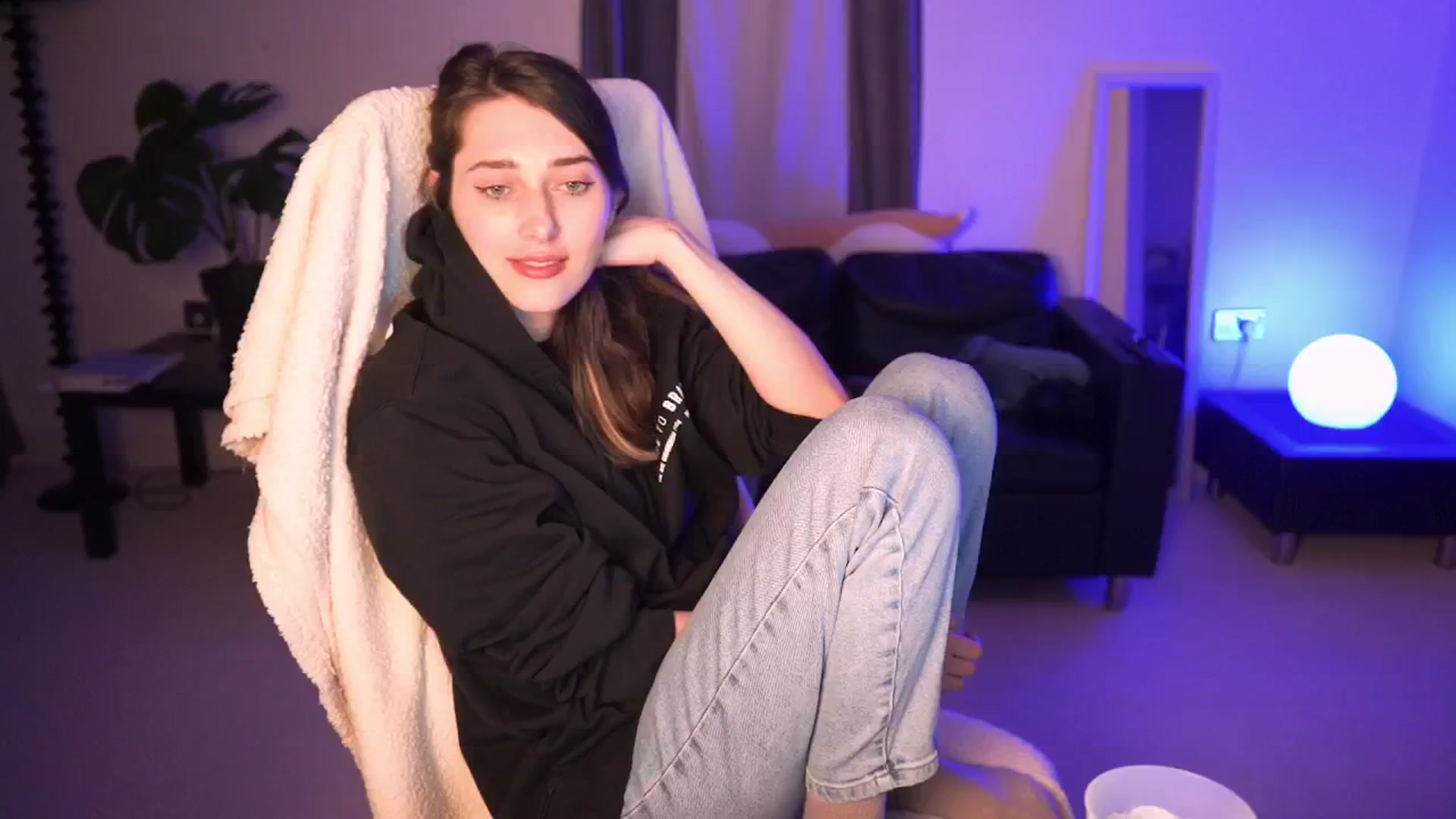 Gallery image thumbnail from hey_foxy's myfreecams stream on, 07/05/2024, 22:10 image 14 of 20