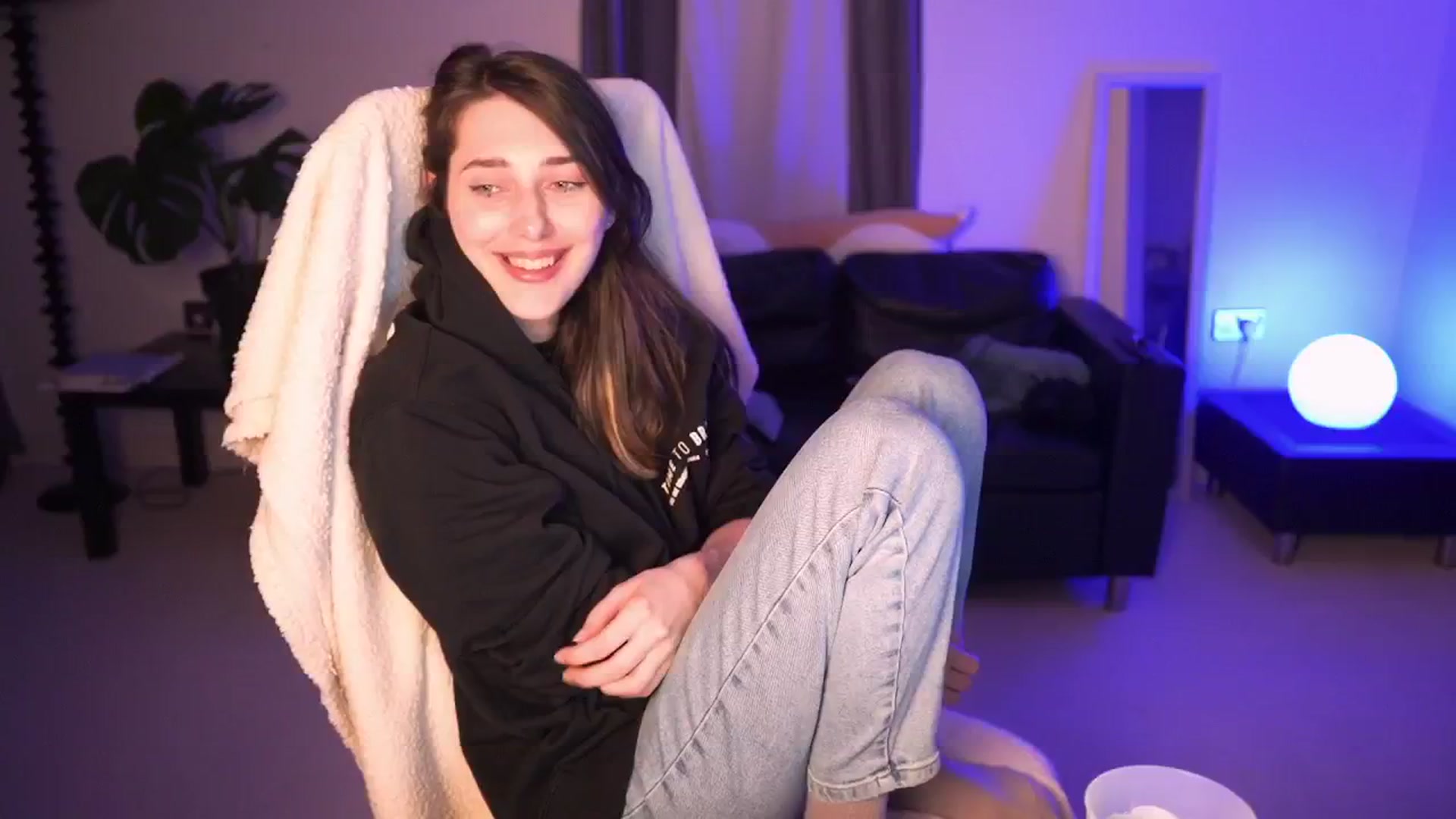 Gallery image thumbnail from hey_foxy's myfreecams stream on, 07/05/2024, 22:10 image 15 of 20