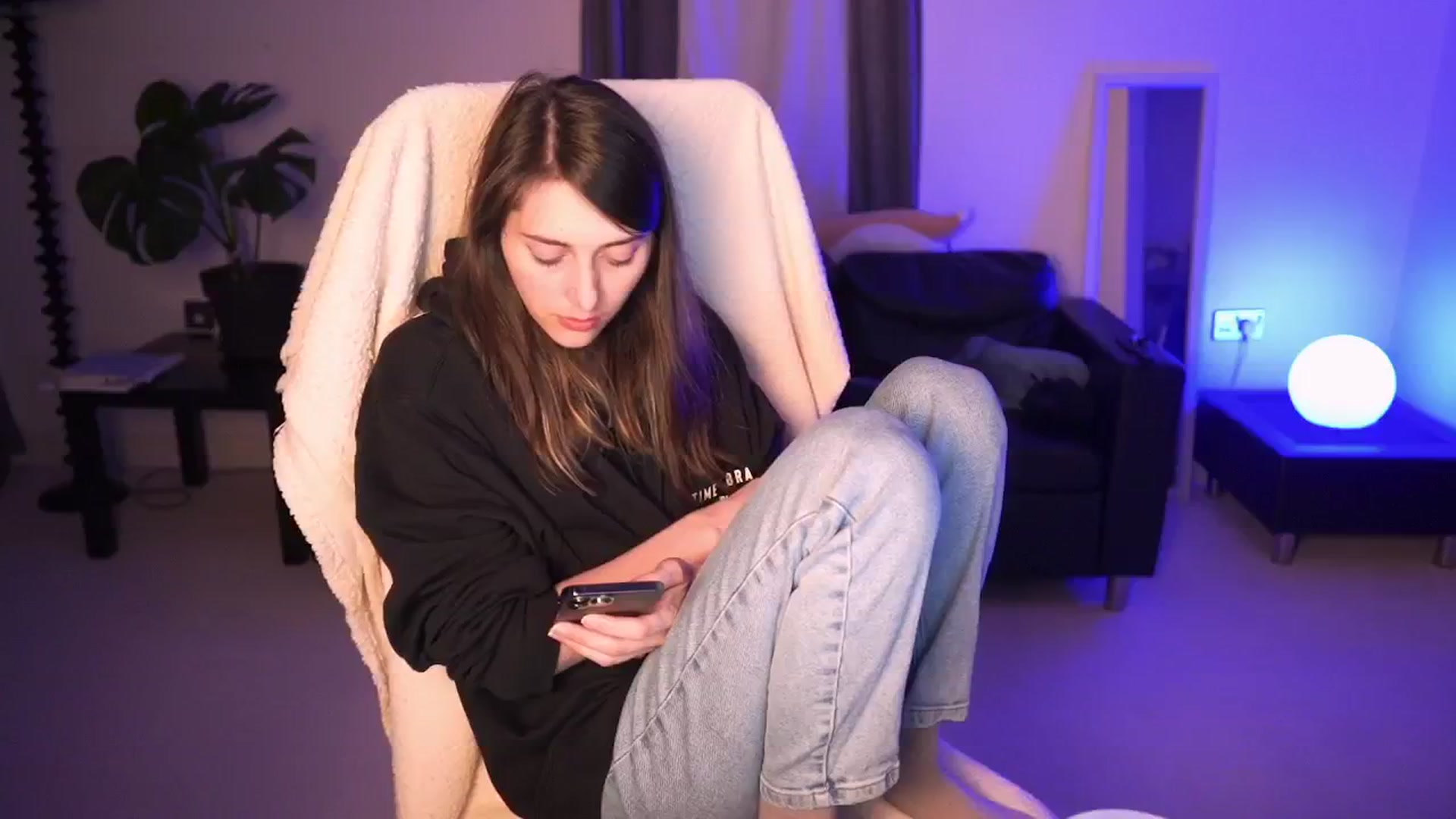 Gallery image thumbnail from hey_foxy's myfreecams stream on, 07/05/2024, 22:10 image 10 of 20