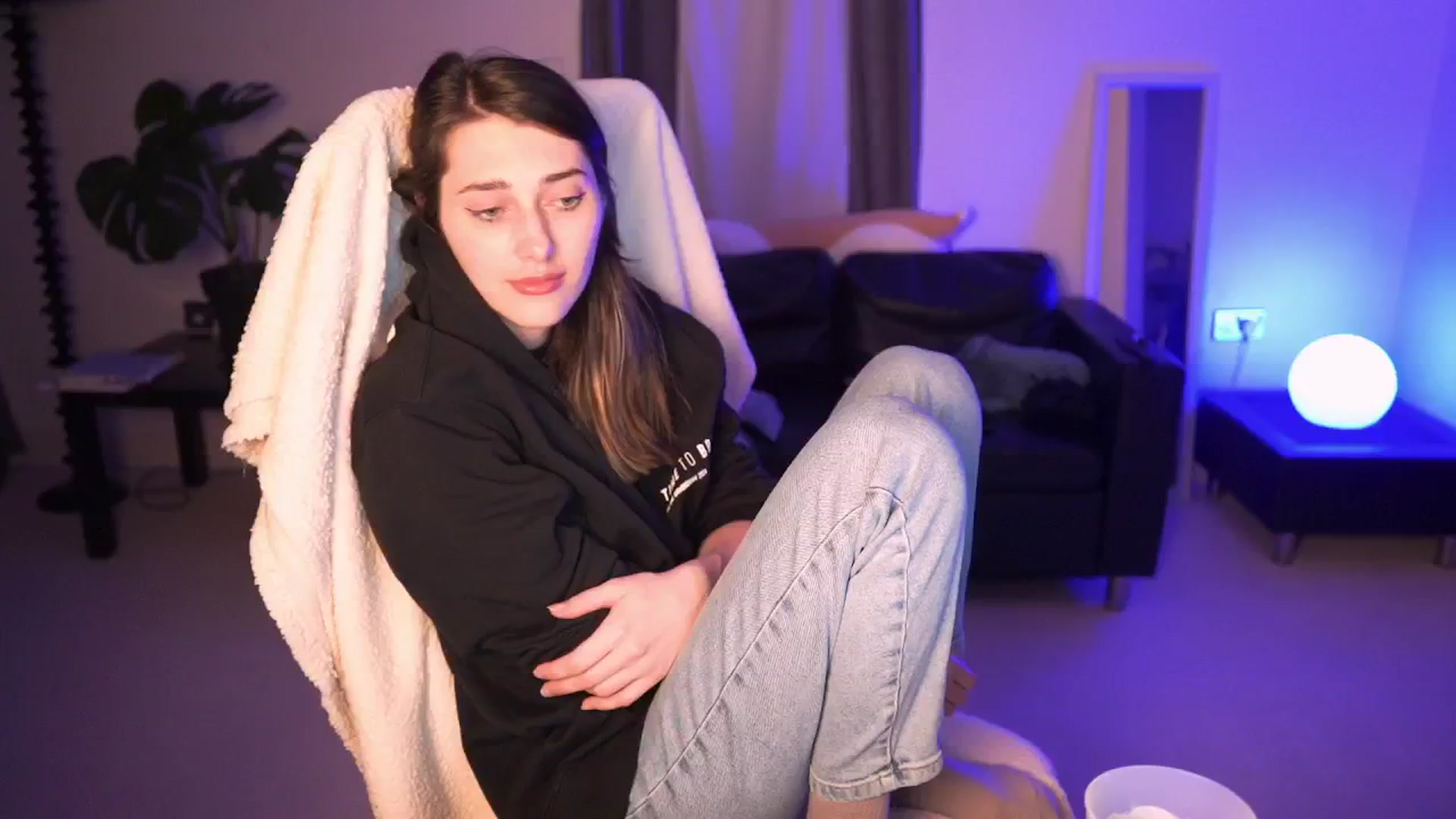 Gallery image thumbnail from hey_foxy's myfreecams stream on, 07/05/2024, 22:10 image 16 of 20