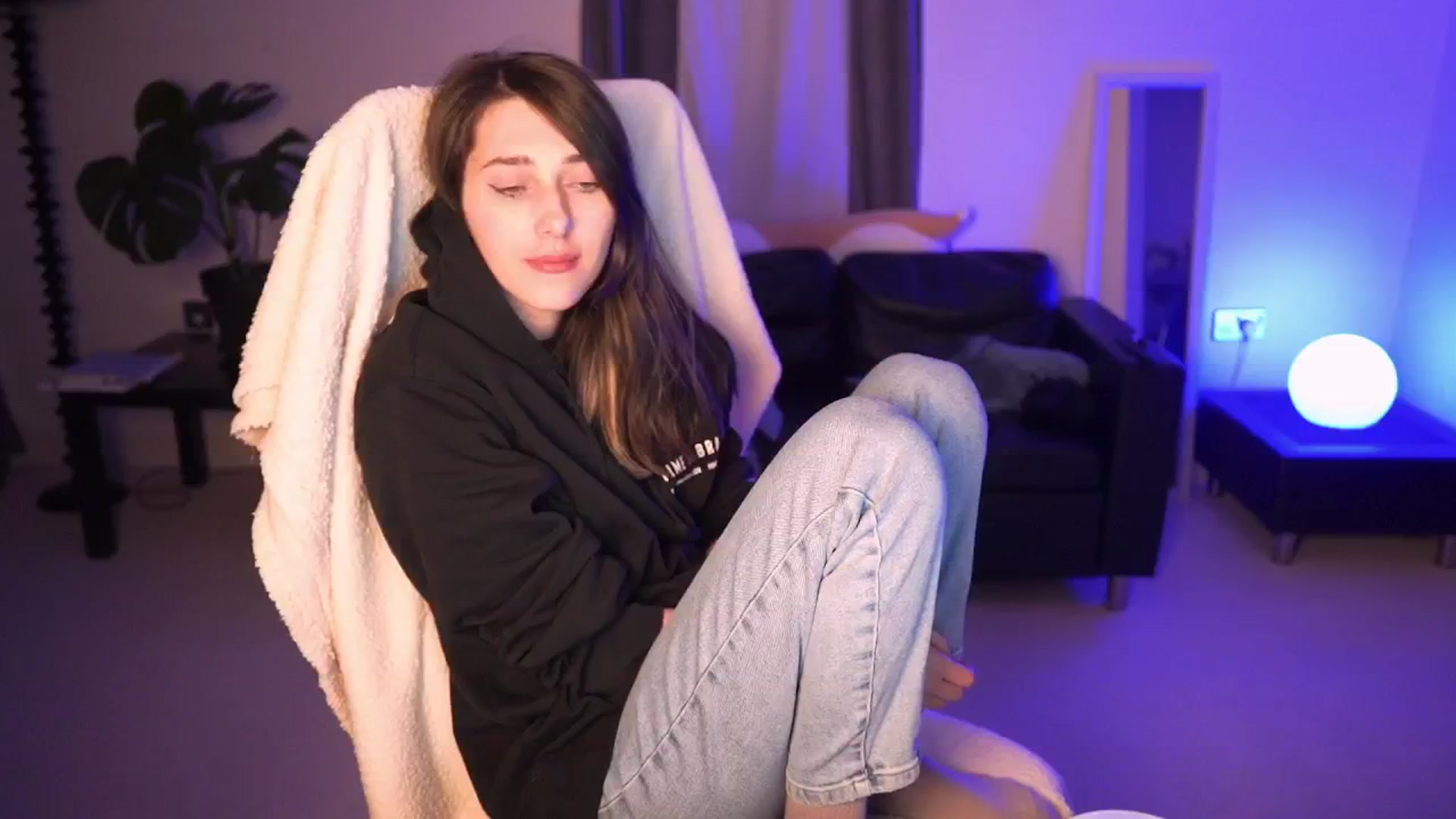 Gallery image thumbnail from hey_foxy's myfreecams stream on, 07/05/2024, 22:10 image 13 of 20