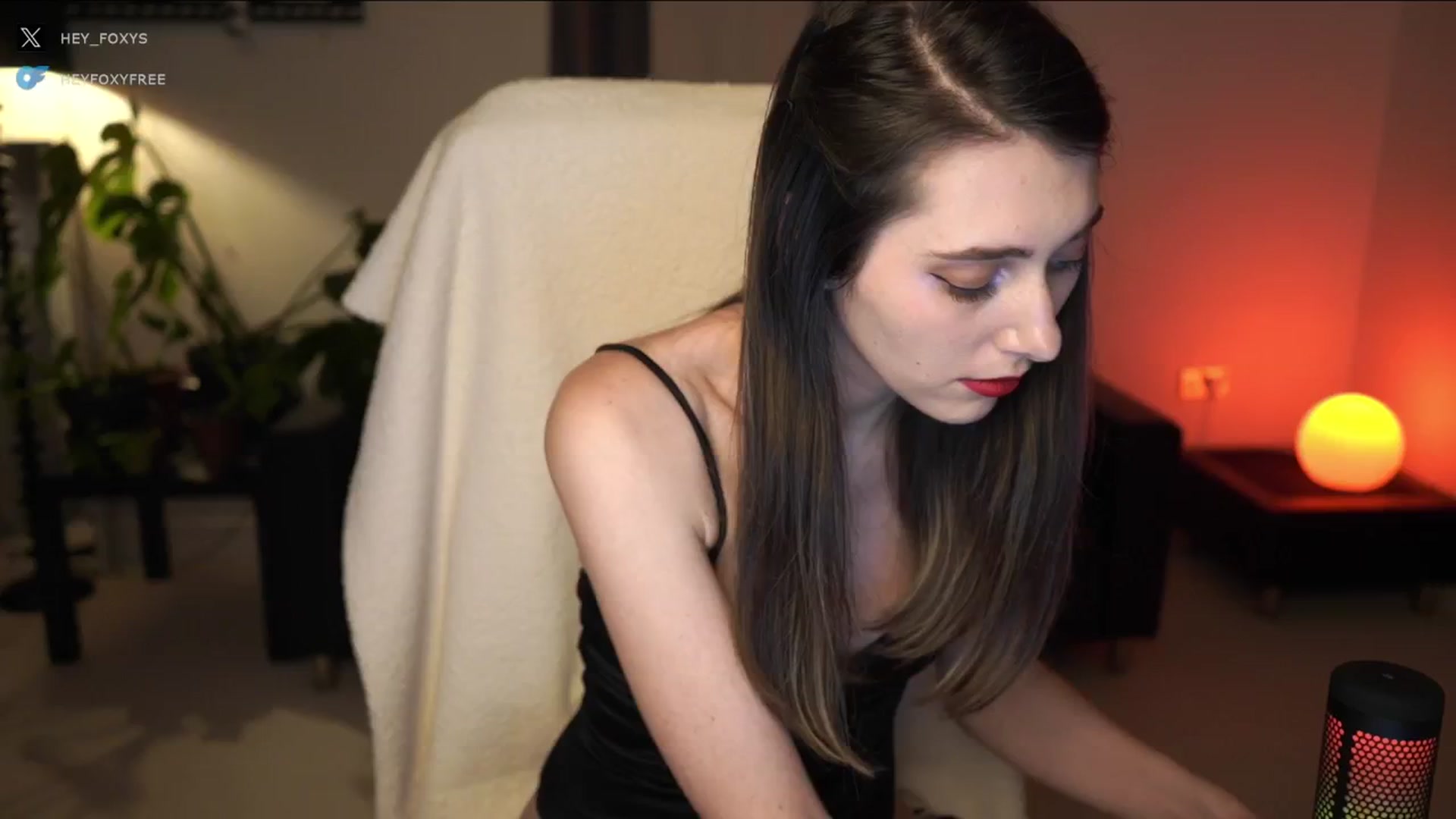 Gallery image thumbnail from hey_foxy's myfreecams stream on, 10/23/2024, 19:48 image 13 of 20