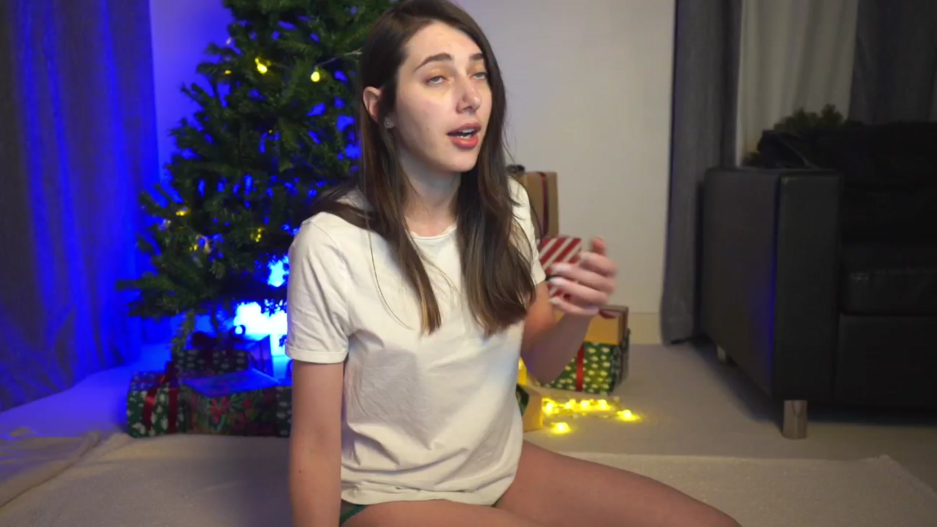Gallery image thumbnail from hey_foxy's myfreecams stream on, 12/16/2024, 17:31 image 16 of 20