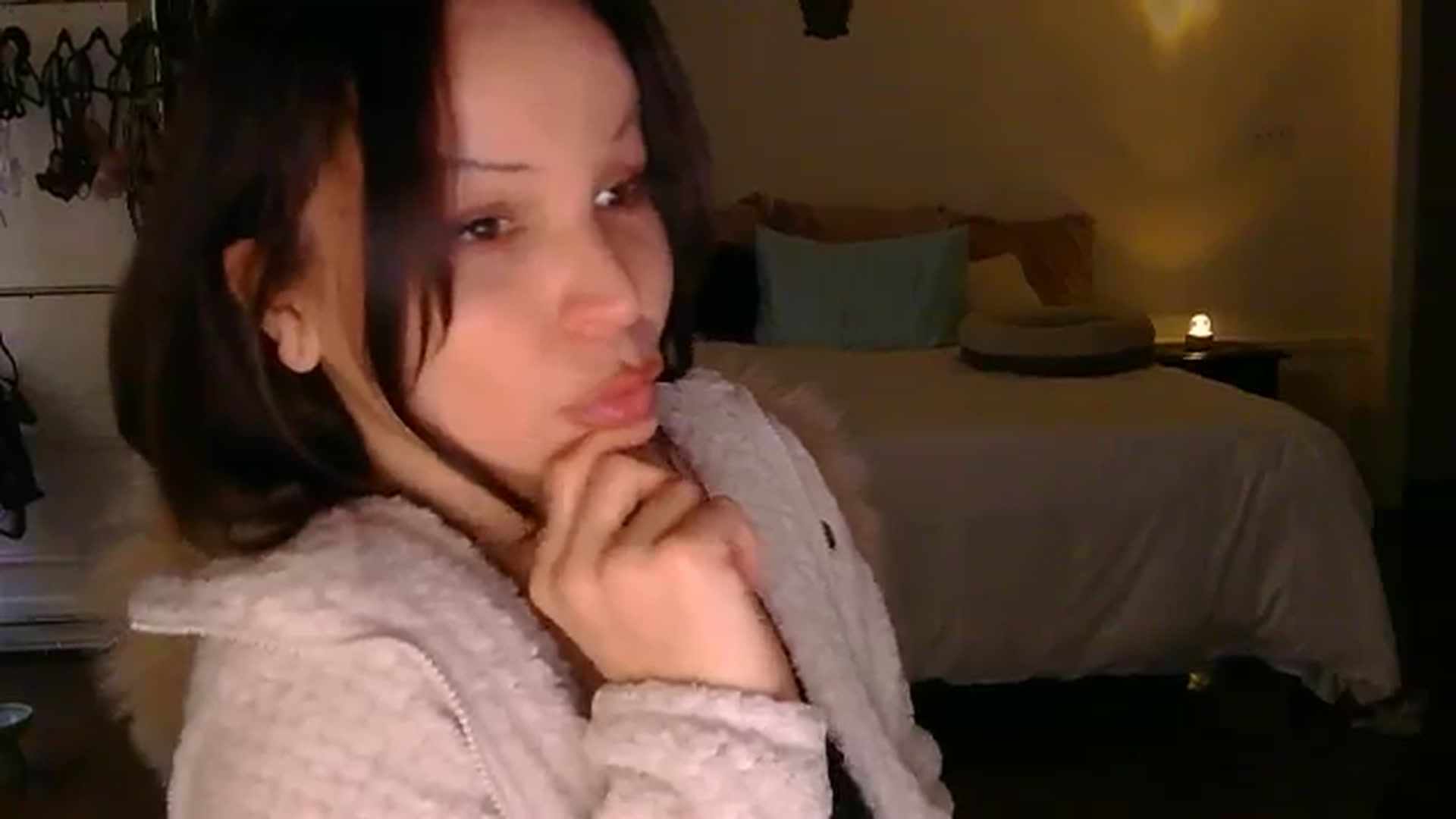 Gallery image thumbnail from heylisten's myfreecams stream on, 05/10/2026, 12:06 image 7 of 20