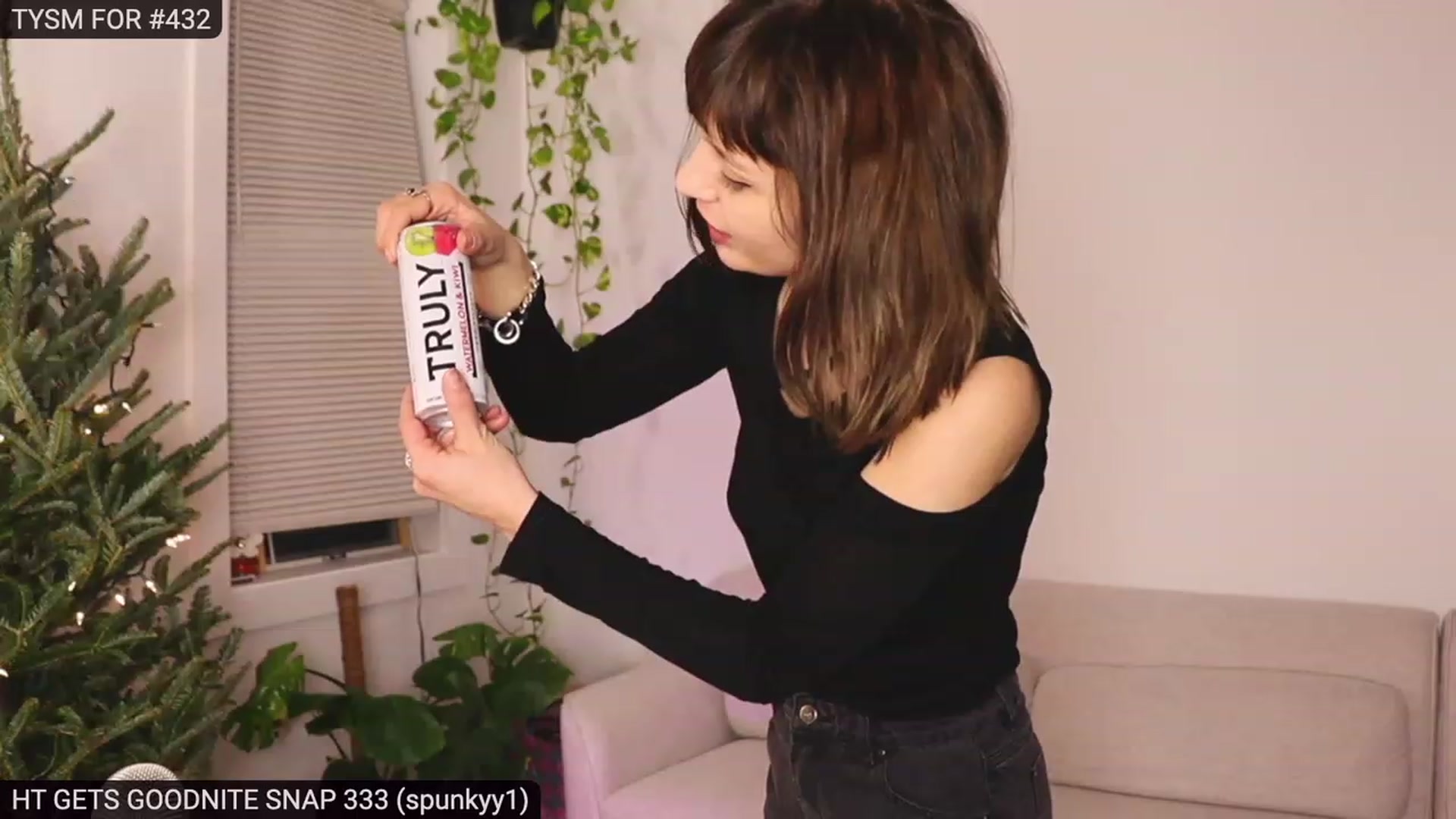 Gallery image thumbnail from heystellar's myfreecams stream on, 12/04/2022, 03:04 image 16 of 20