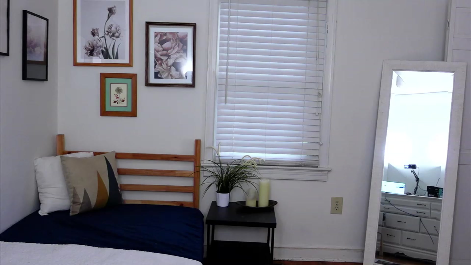 Gallery image thumbnail from hi_ella's myfreecams stream on, 11/16/2022, 21:15 image 19 of 20