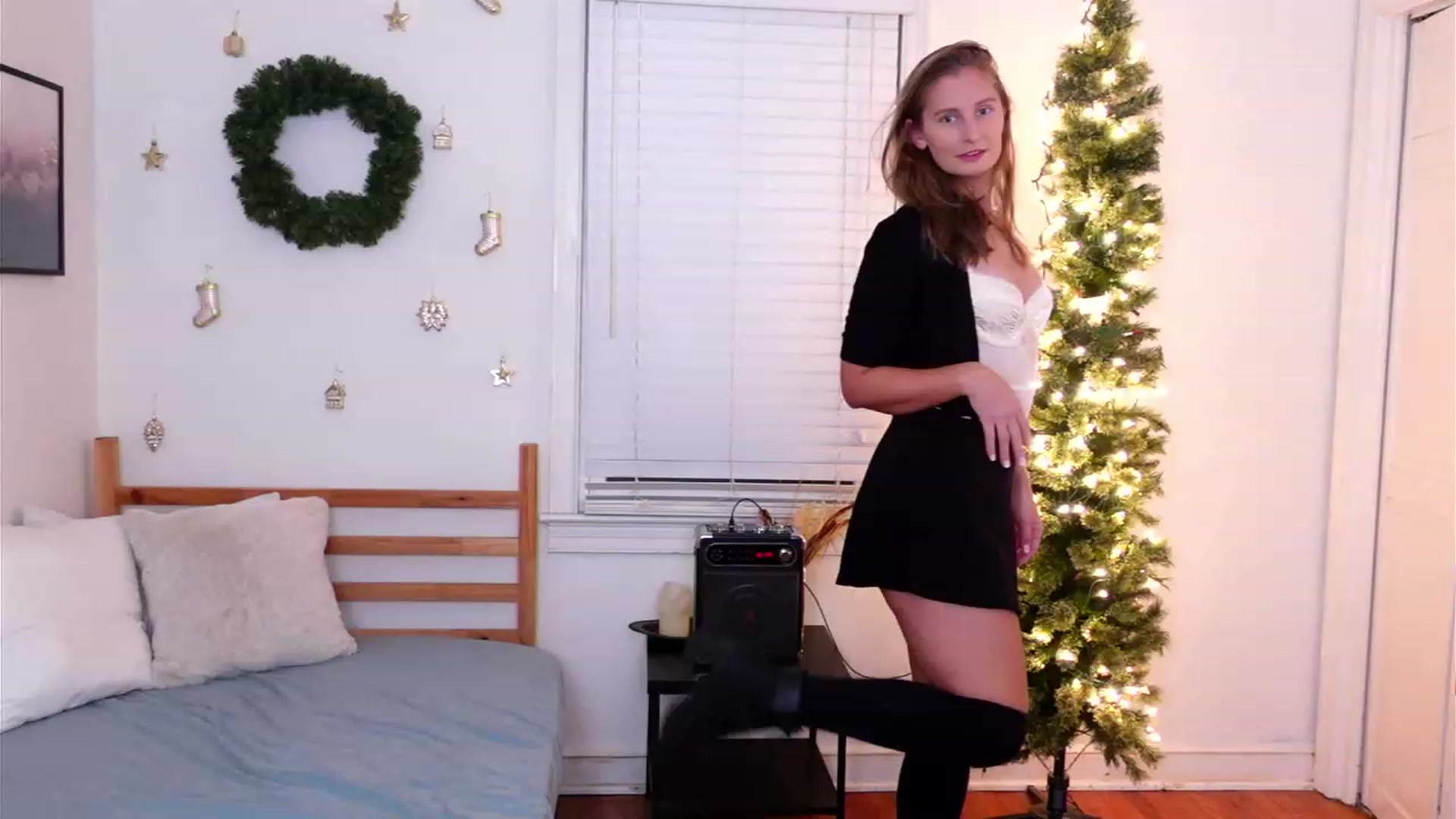 Gallery image thumbnail from hi_ella's myfreecams stream on, 12/10/2022, 02:07 image 19 of 20