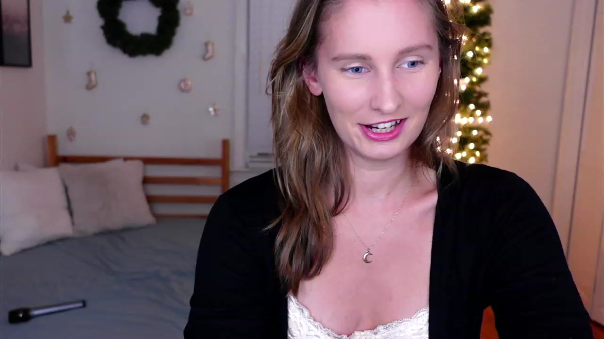 Gallery image thumbnail from hi_ella's myfreecams stream on, 12/10/2022, 02:07 image 1 of 20