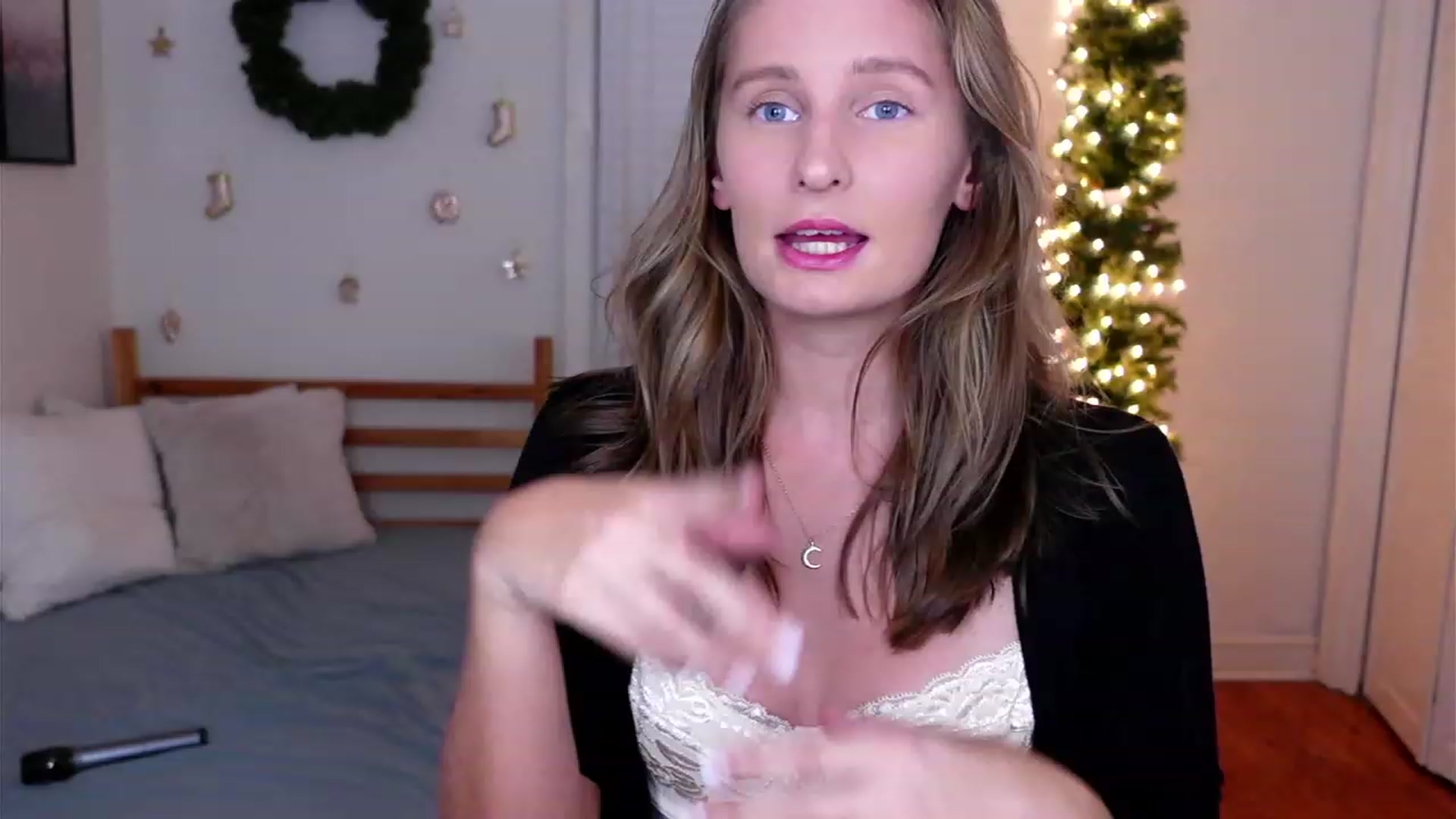 Gallery image thumbnail from hi_ella's myfreecams stream on, 12/10/2022, 02:07 image 3 of 20