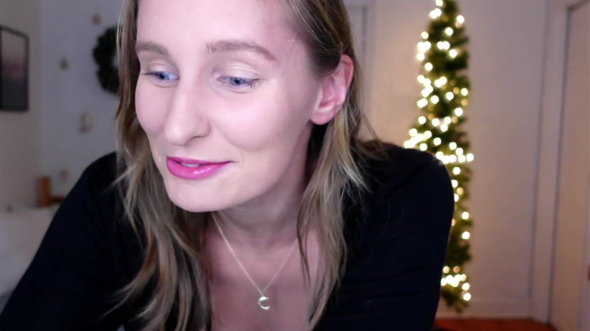 Gallery image thumbnail from hi_ella's myfreecams stream on, 12/10/2022, 02:07 image 11 of 20