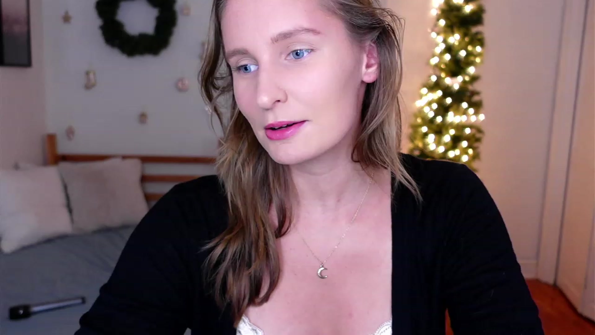 Gallery image thumbnail from hi_ella's myfreecams stream on, 12/10/2022, 02:07 image 2 of 20