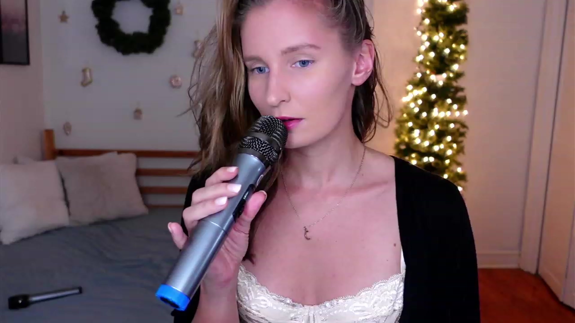 Gallery image thumbnail from hi_ella's myfreecams stream on, 12/10/2022, 02:07 image 7 of 20