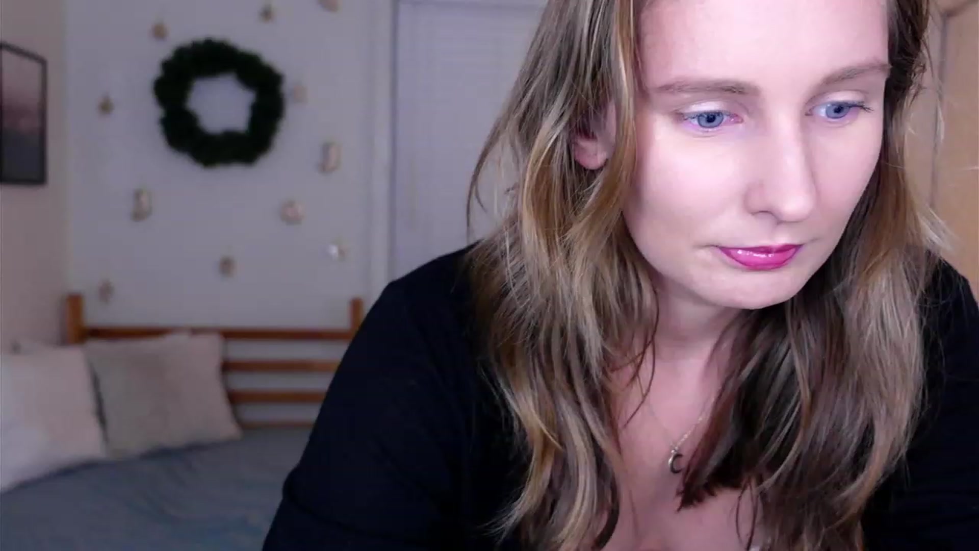 Gallery image thumbnail from hi_ella's myfreecams stream on, 12/10/2022, 02:07 image 14 of 20