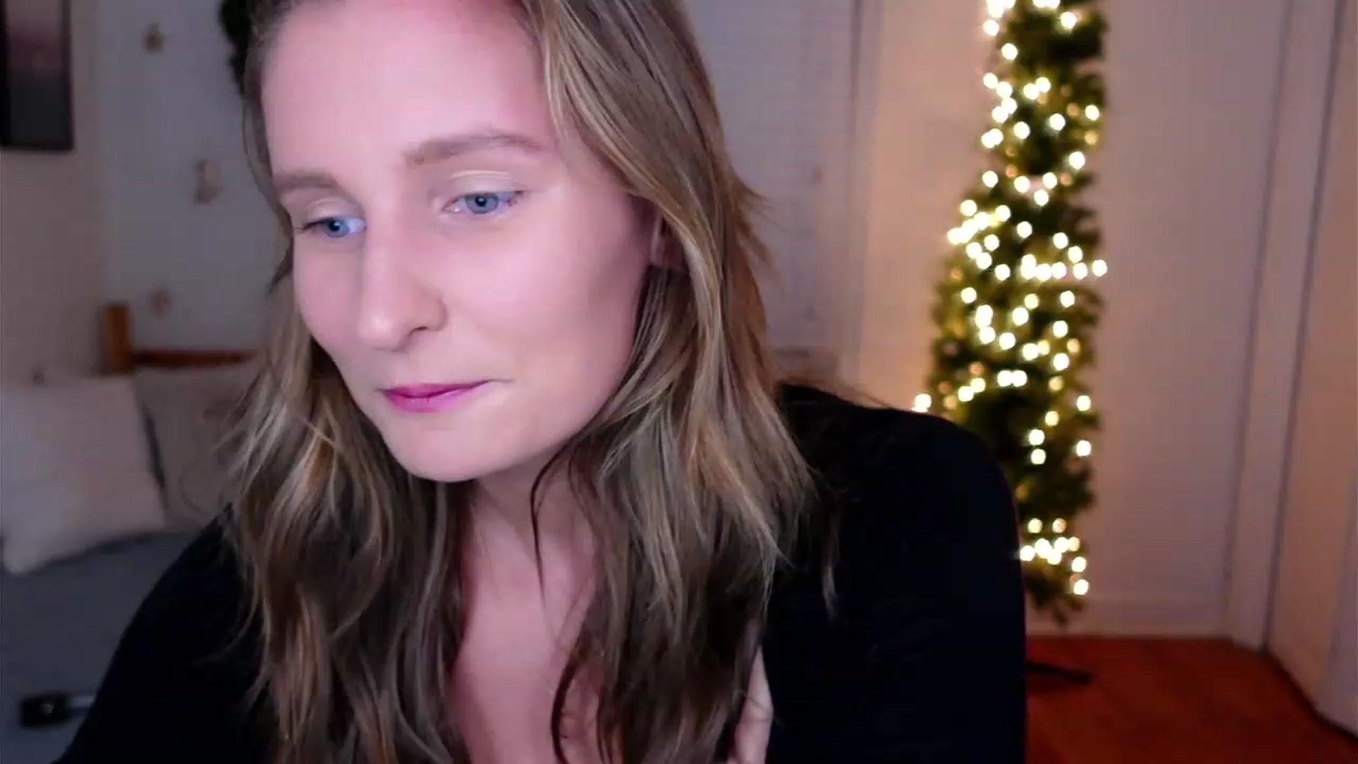 Gallery image thumbnail from hi_ella's myfreecams stream on, 12/10/2022, 02:07 image 5 of 20